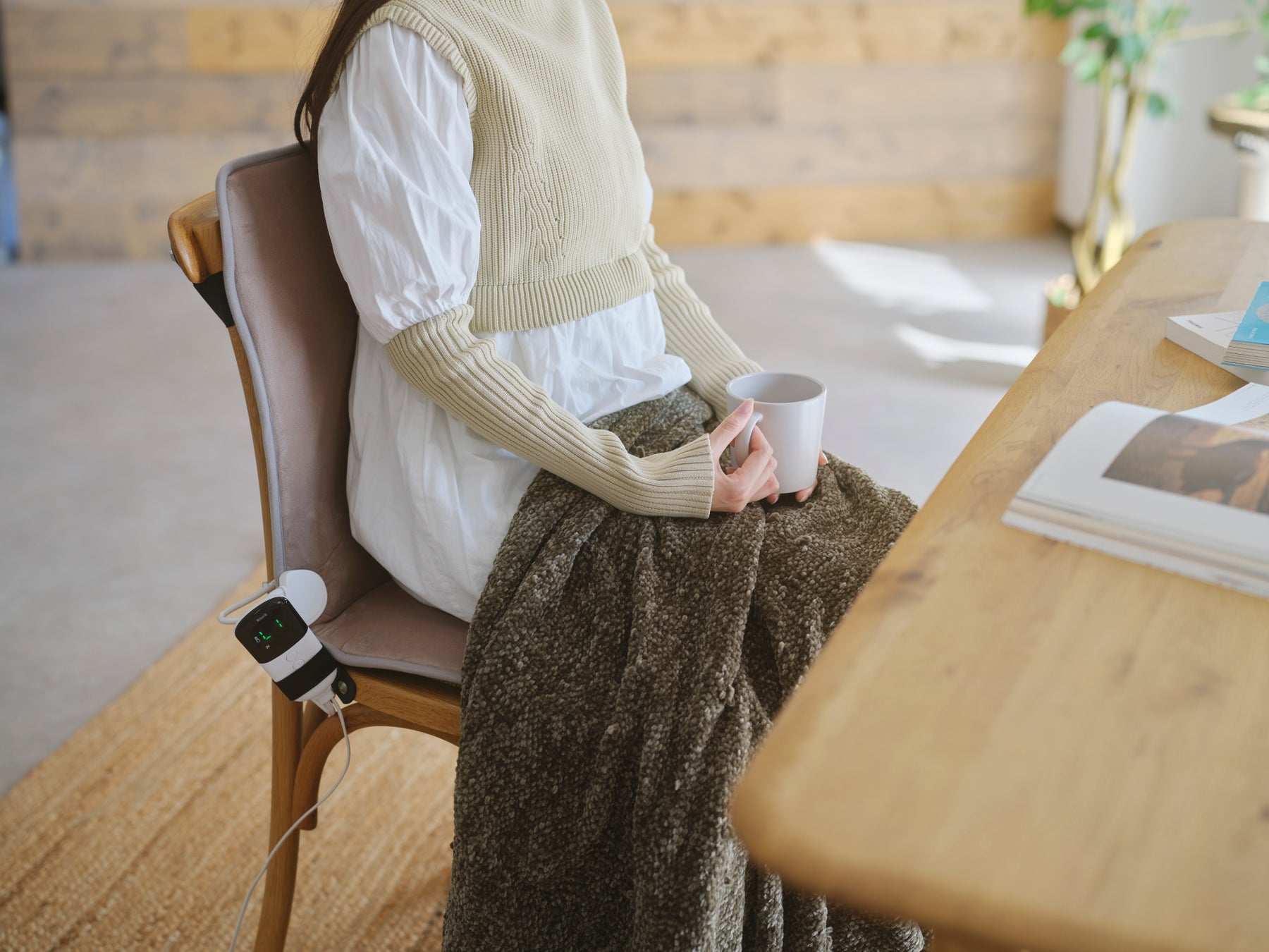 背面と座面にWヒーター搭載！椅子に置いても床に広げても使用できる2WAY仕様の「NooQ Warm Cushion(ヌーク ウォームクッション)」が新発売