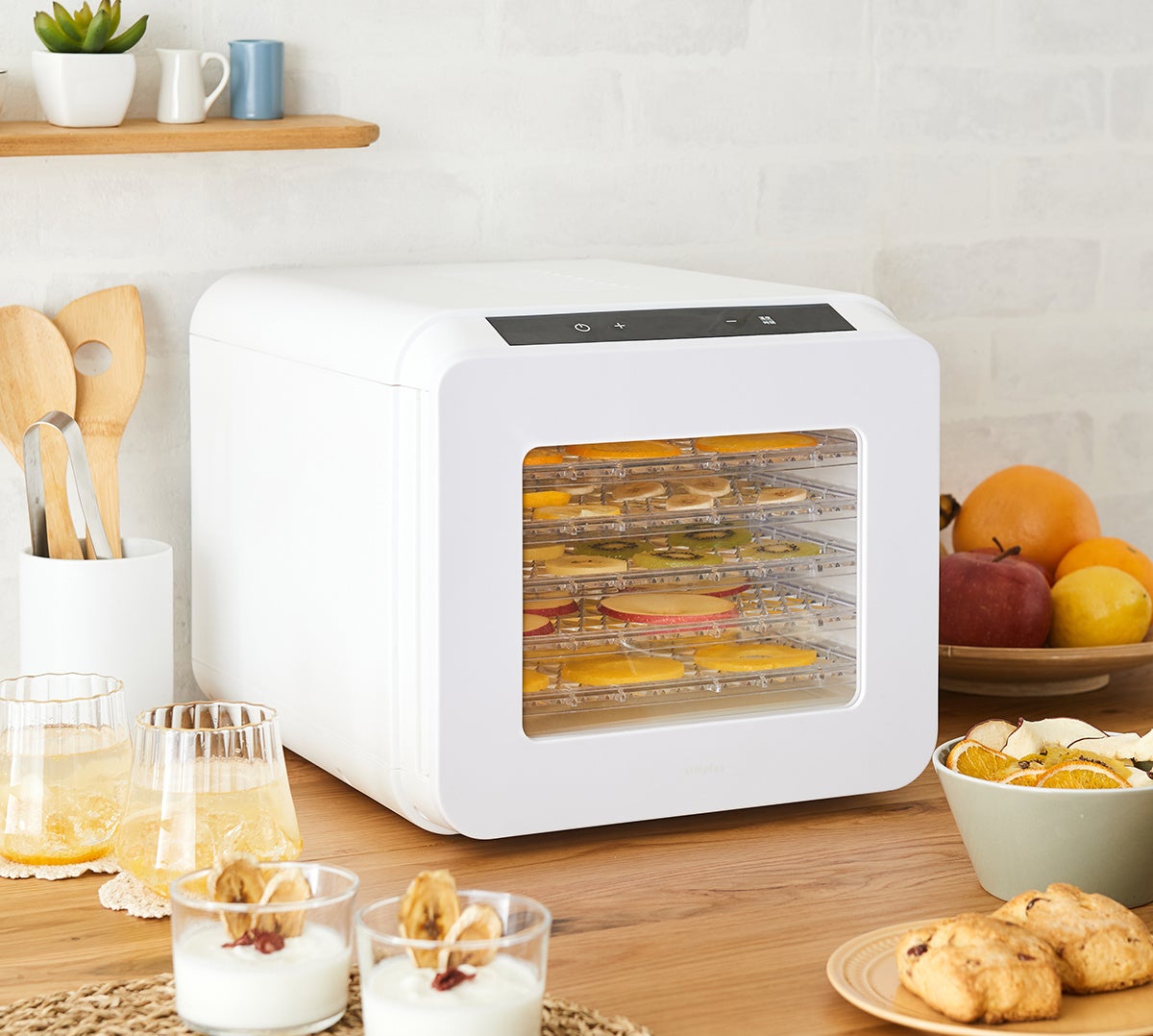 「乾燥」と「発酵」がこの一台で。simplusから「フードドライヤー」と別売「専用ステンレストレイ」を同時発売。