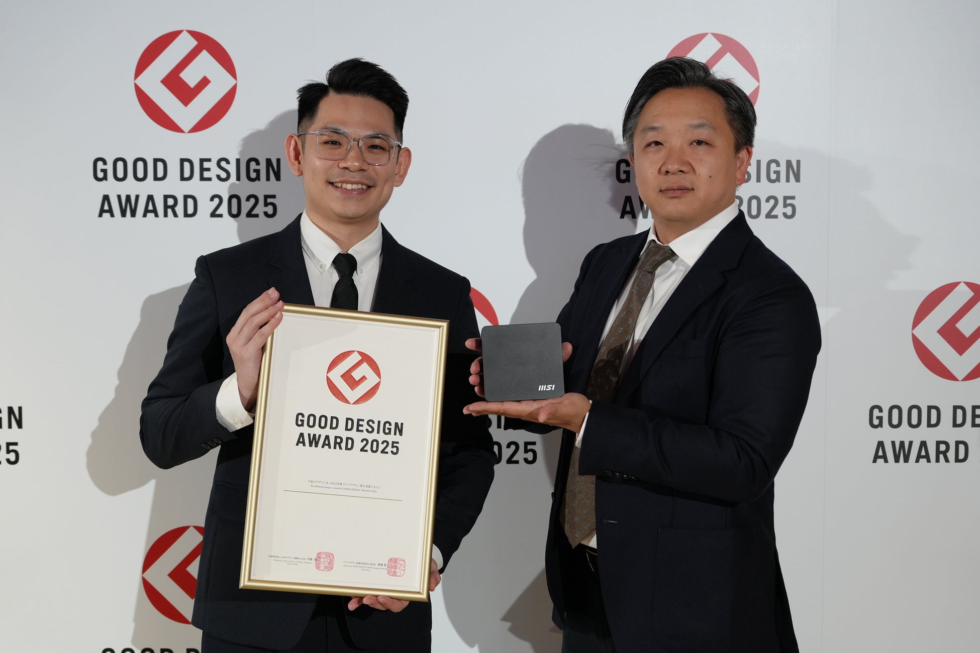 『サロンセンス』シリーズより、薄型ヘッド＋耐熱フェルト採用で前髪や顔回りにも使いやすい「マイナスイオンストレートアイロン」新発売！