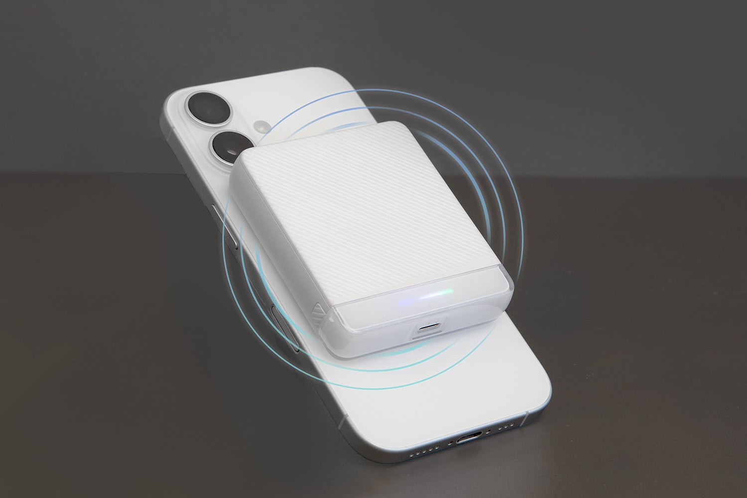 異素材の質感が映えるミニマルデザイン。PD20W・ワイヤレス充電対応コンパクトモバイルバッテリー『OEC-LPB5023MG』を発売