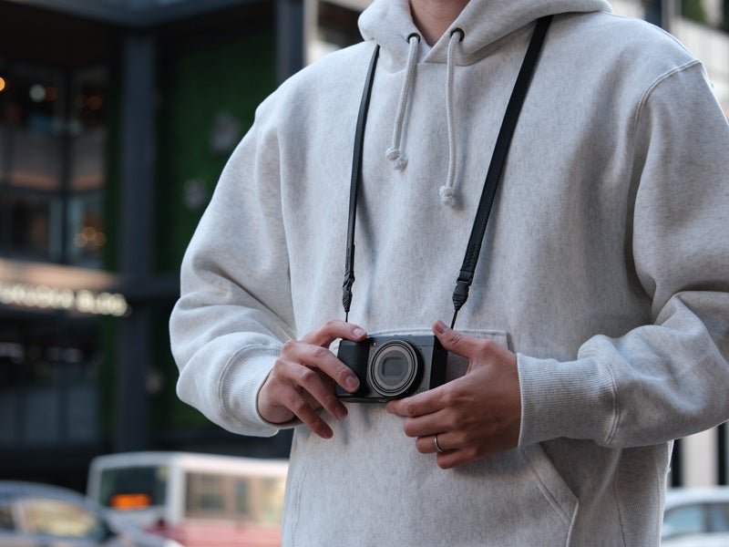 シンプルで簡単に着脱できるレザーストラップ『クラシコ・セルペンテ』に、GORE-TEX仕様のエコレザーを採用した「オールブラック」登場