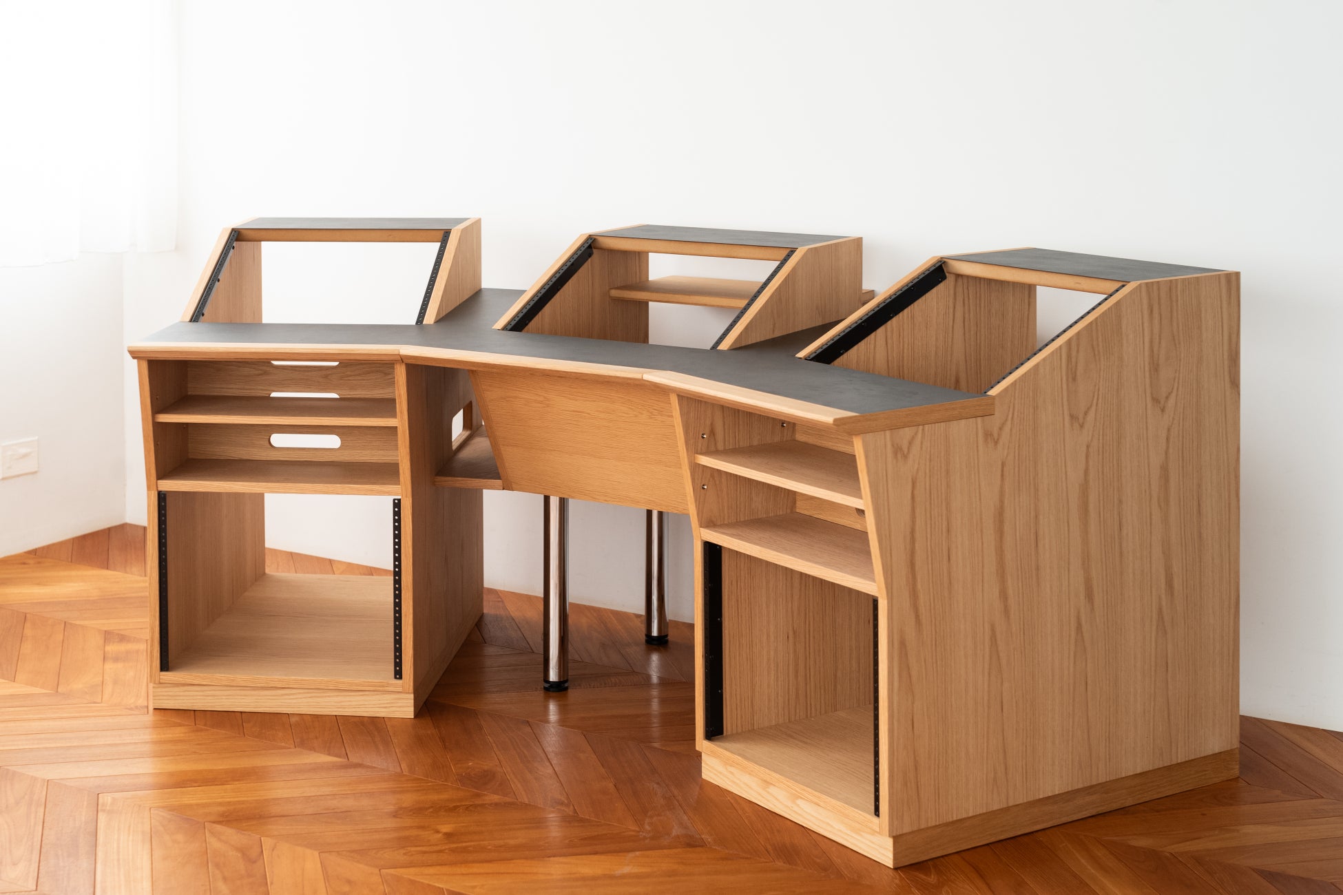 「メードインジャパンの美しい木製ミキシングデスク」DTM家具ブランドPYTHAGORAが新商品「Mixing desk 40U」をECサイトで販売開始