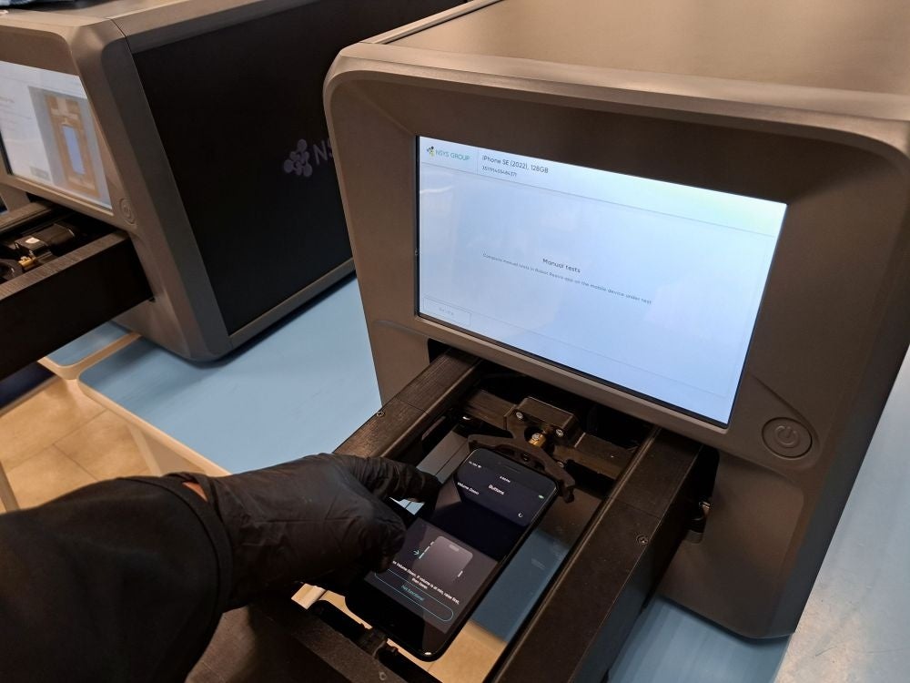 中古スマホ業界最大の課題を解決。中古スマホの検品・グレーディングにロボット導入を支援再生スマホ