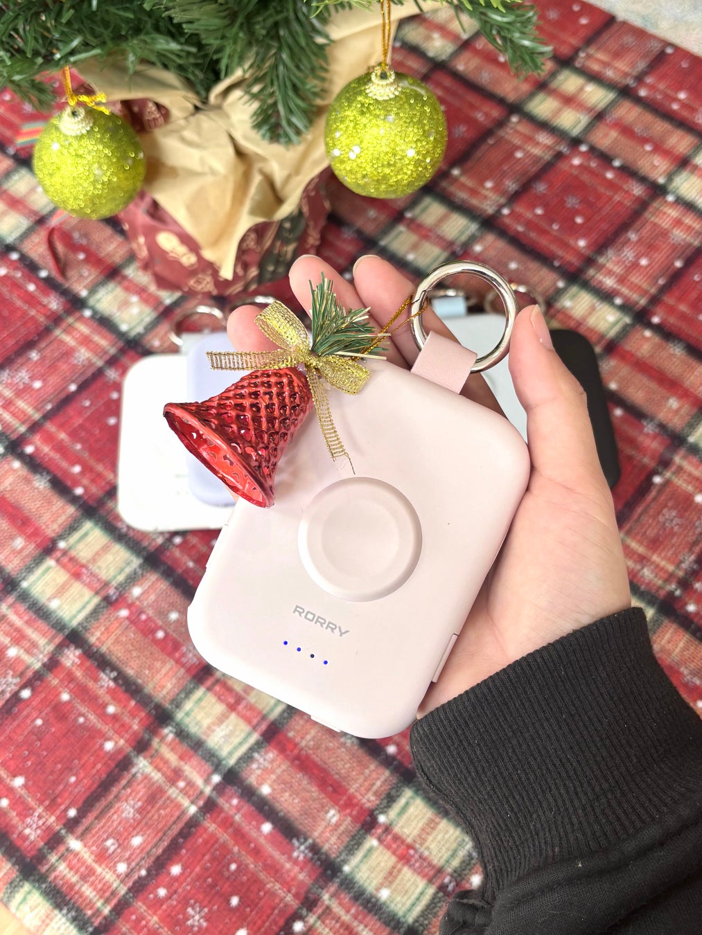 ついに2,704円まで？！SNSで人気の「カラビナバッテリー」がこの冬いちばんお得に