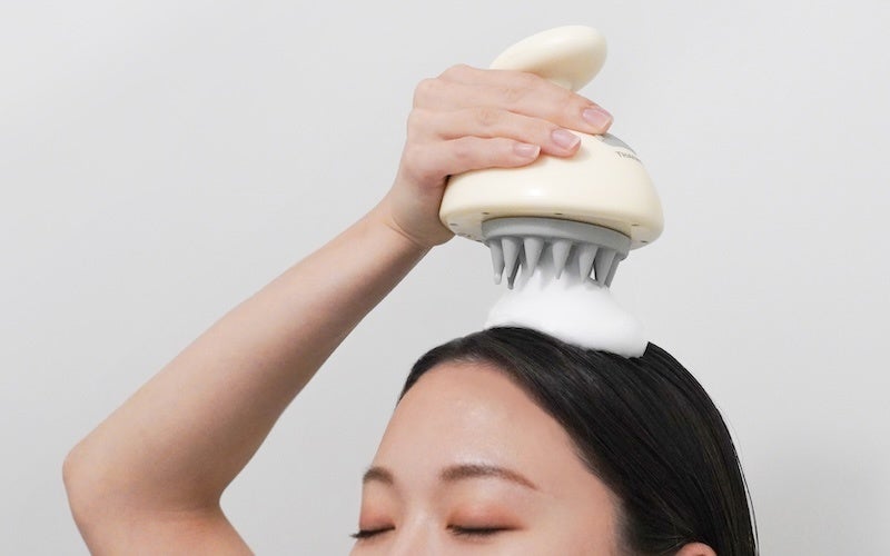 ズボラだってヘアケアしたい　シャンプーは泡立ててからするが吉『泡が出るハンディヘッドスパ「TeteMousse(テテムース)」』を発売