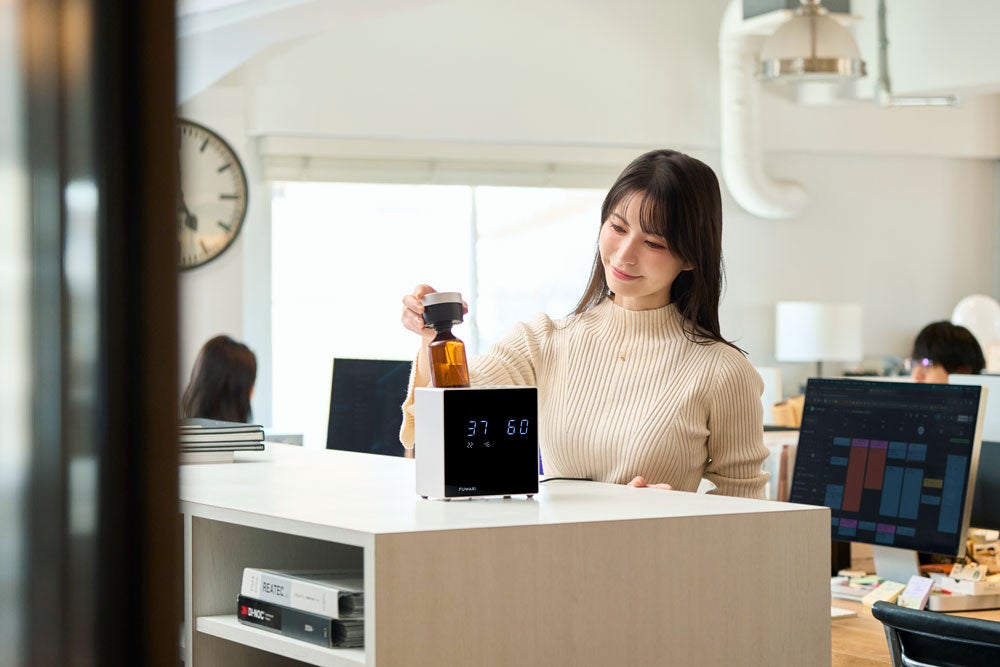まるでデジタル時計。インテリアに溶け込む業務用アロマディフューザー「お届けFUWARI PRO」のサブスクリプション提供を開始