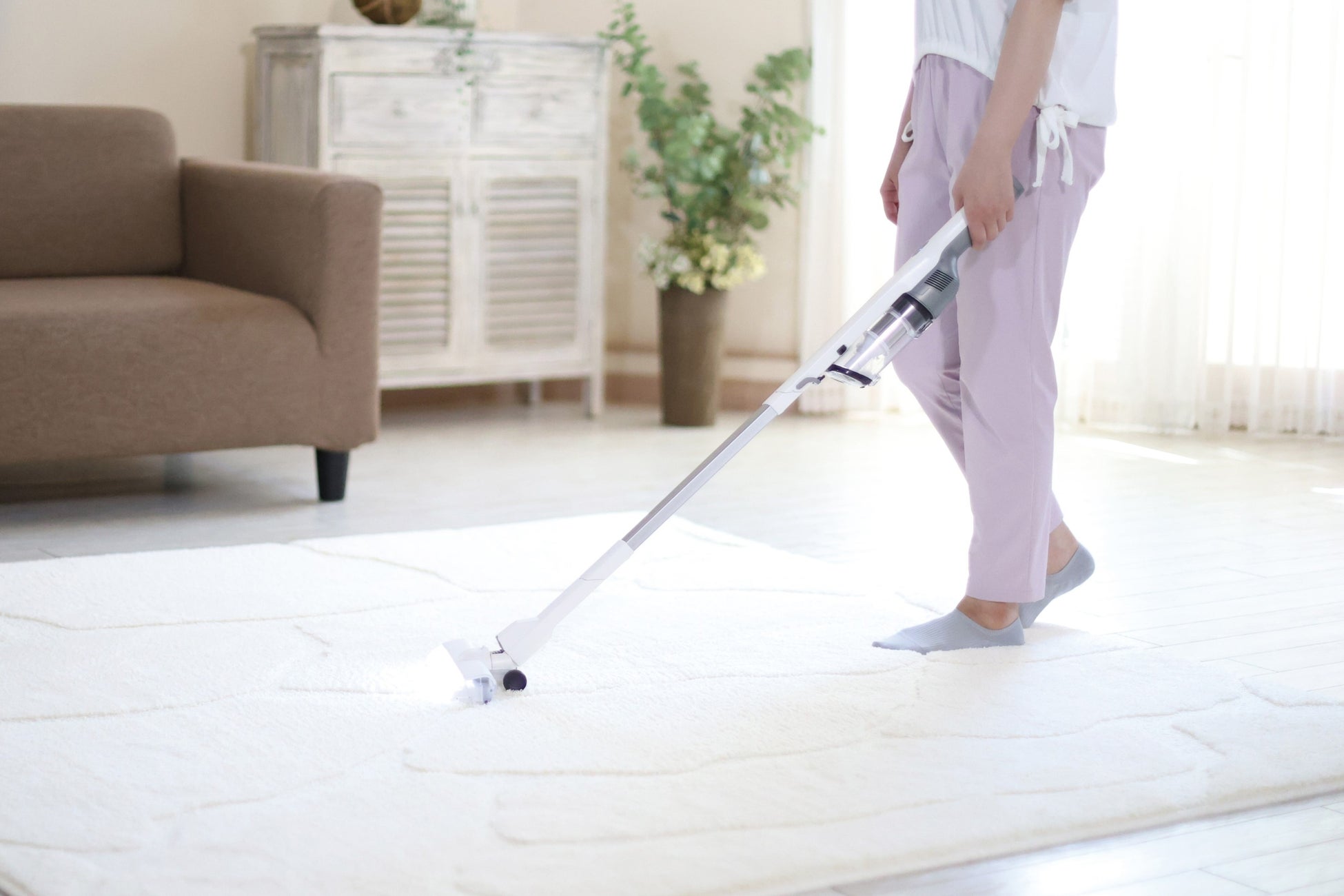 830gの超軽量・コンパクトで家事がもっと楽になる紙パック式軽量スティッククリーナー「MAGIC LIGHT Ⅱ」を発売