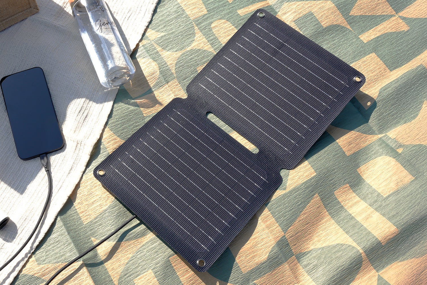 扉や窓のすき間から配線できる、PoE対応すきま用CAT6A LAN延長ケーブルを発売