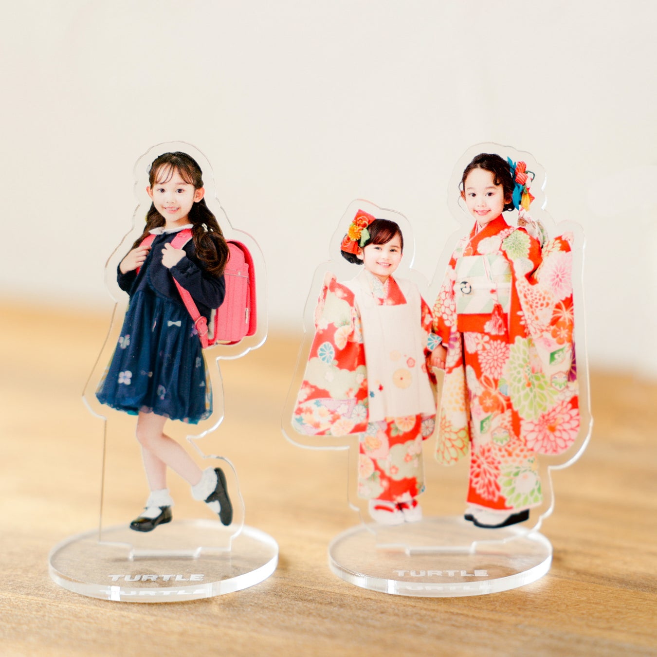 フォトスタジオタートル、アクスタ販売が前年比60％増を記録。かつての主力商品の写真集「ピコラ」を上回り、新たな人気カテゴリーに