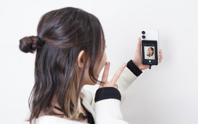 ノーマルカメラでも外カメで盛れる！iPhoneの外カメラで構図を見ながら撮影『外カメで自然に盛れる「iPhone専用自撮りモニター」』を発売