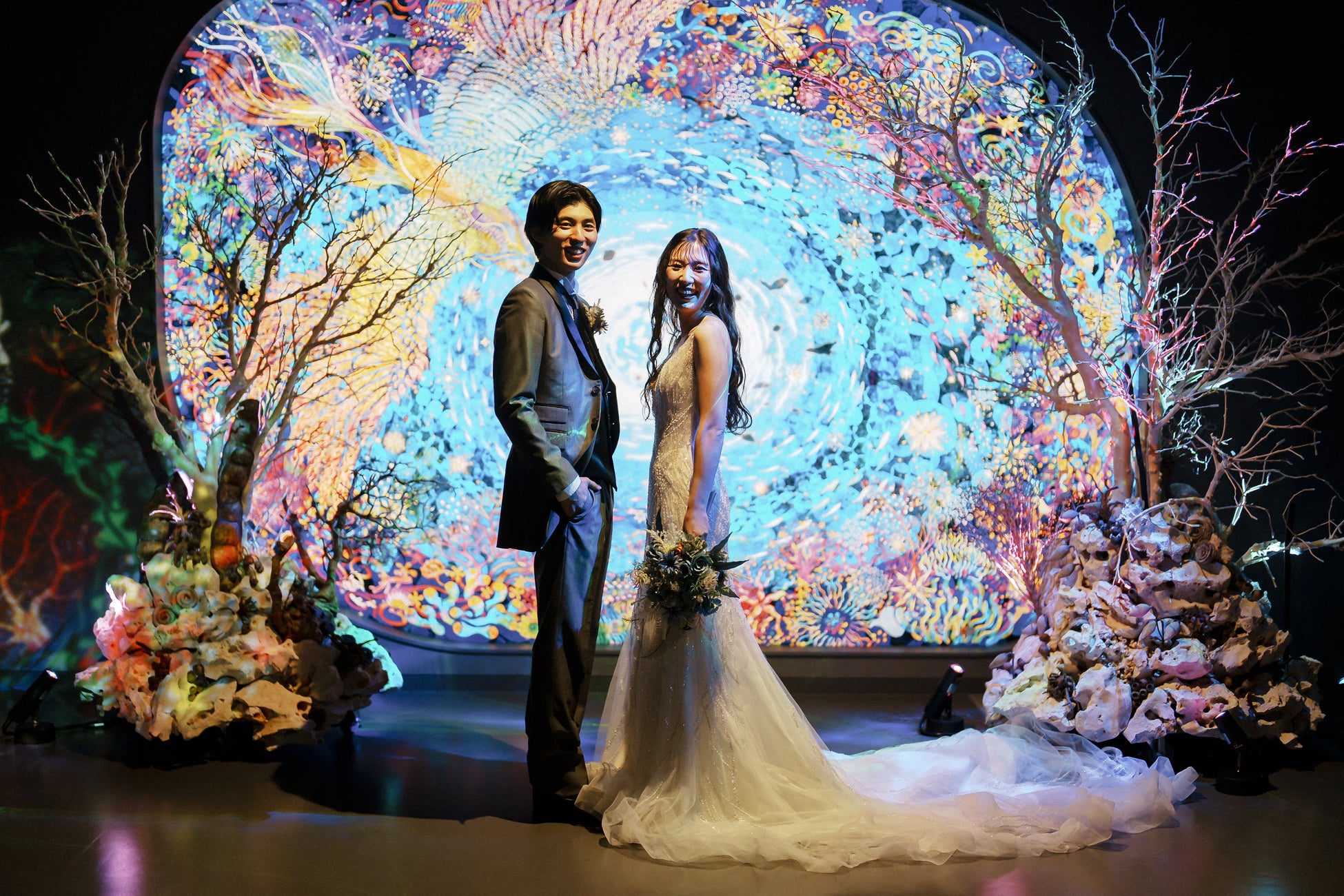 【広島もとまち水族館 × エルセルモ広島】まるで物語の世界⁉魚が優雅に泳ぐ幻想的な空間で撮影！特別なフォトウェディングプランを1月２7日より受付開始します