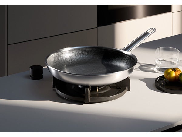 最高の焼き上がりを妥協なき上質な使い心地で。独自のハニカムプロテクト構造と高品質セラミックコーティングが融合した「アルティメット プロフィレジスト」フライパンシリーズが新発売！