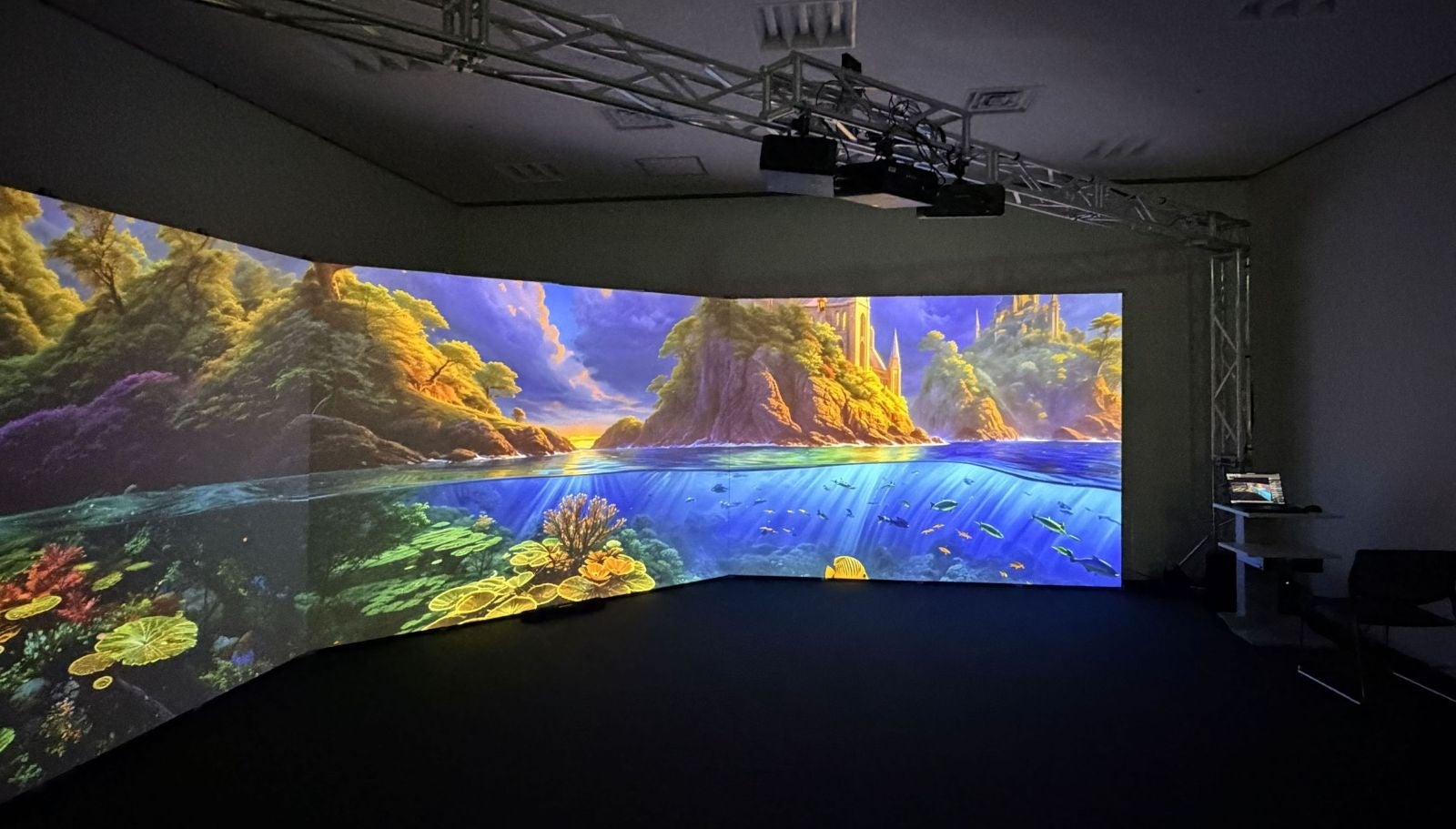 短時間でイマーシブシアターを構築できる3面スクリーンキット「Panelworks」を提供開始