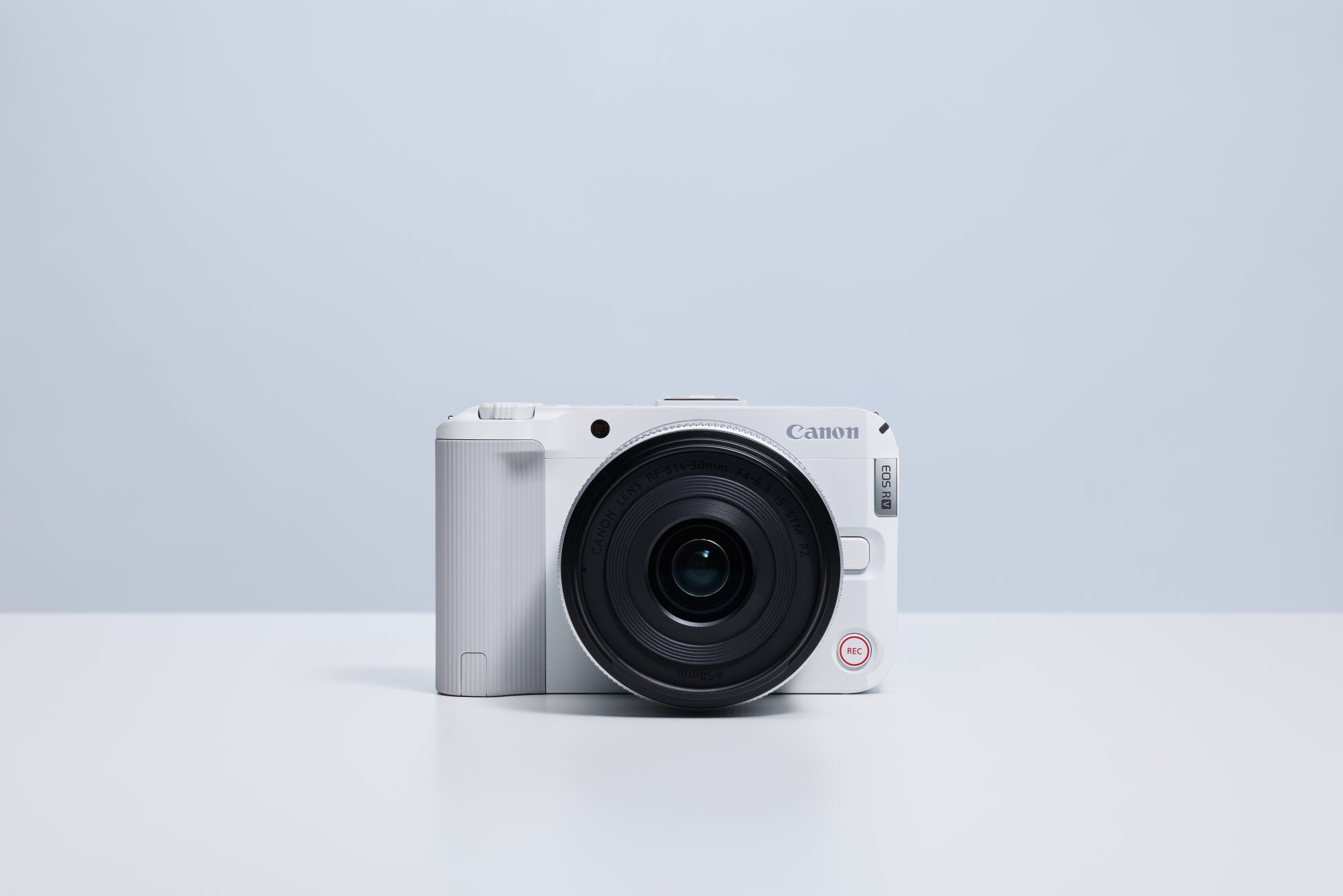 動画のためのミラーレスカメラ「EOS R50 V」にホワイトモデル登場 “RF-S14-30 IS STM PZレンズキット”と”ダブルズームキット”を発売