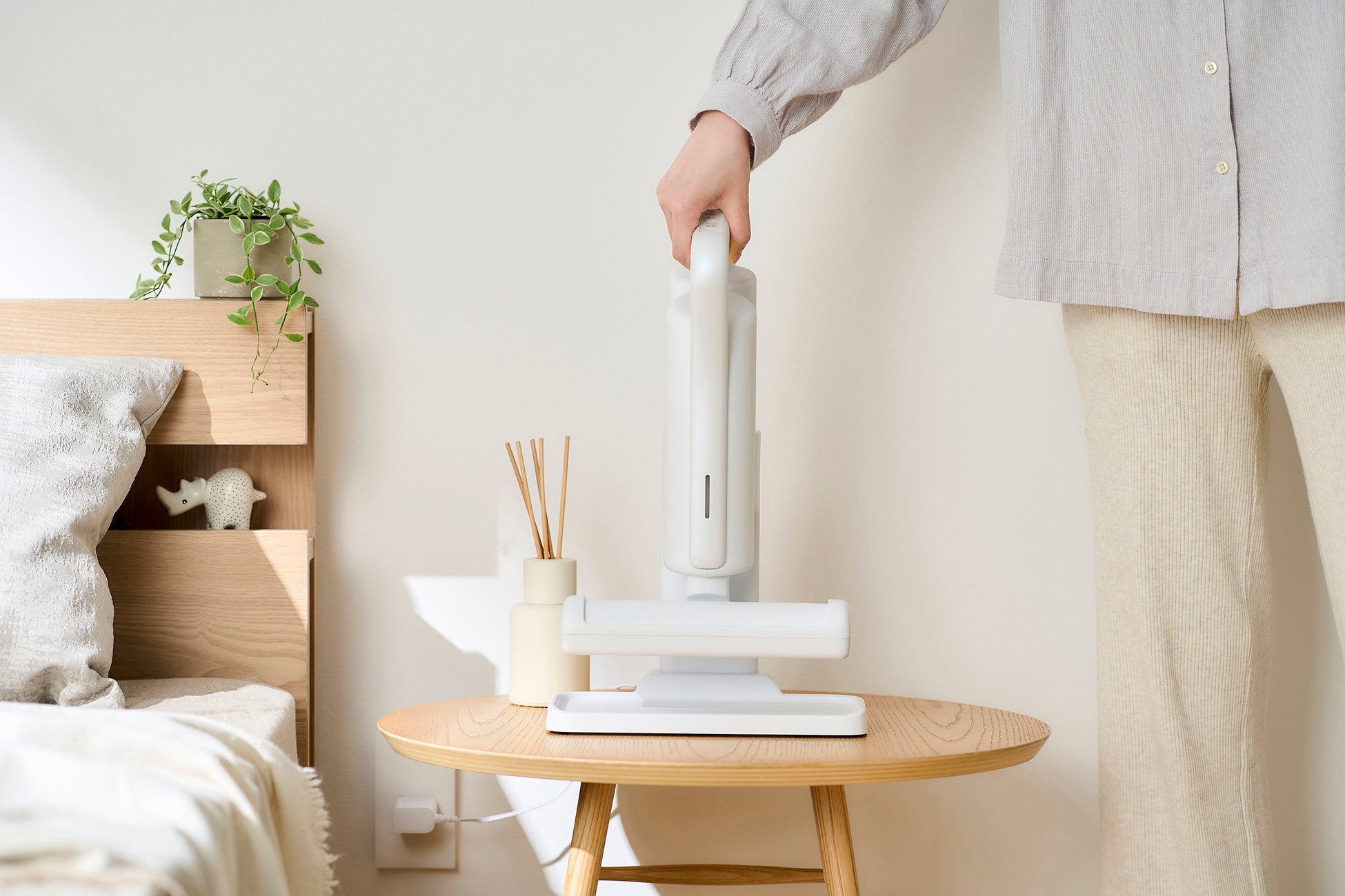 ふとんクリーナーとして当社初の紙パック式が登場！MagiCaleenaから「充電式紙パックふとんクリーナー」新発売