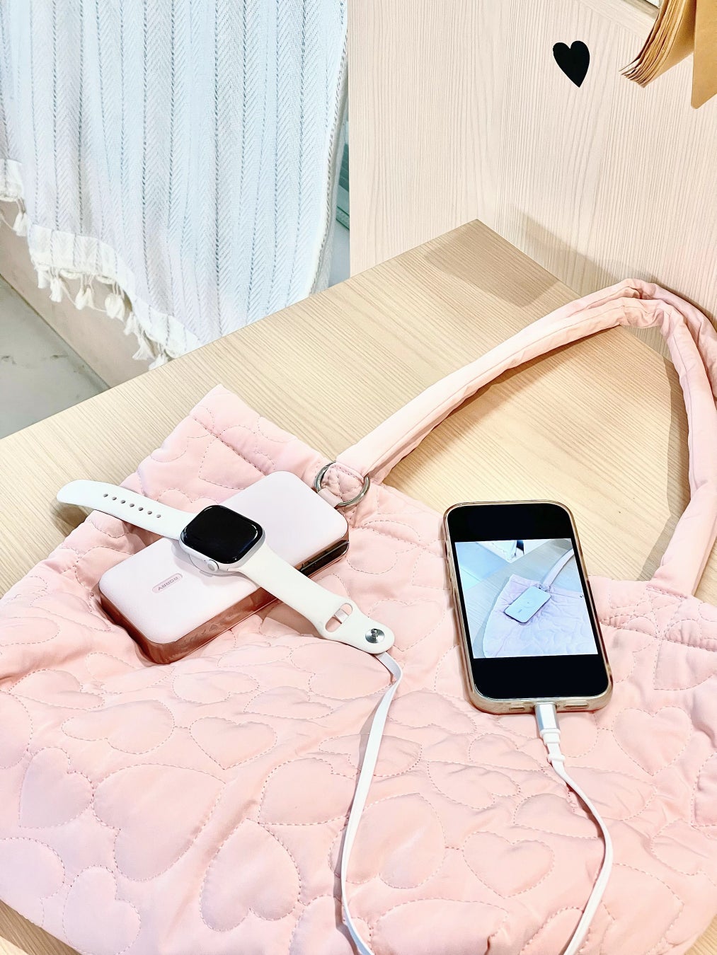 カラビナ付きで探さない充電を実現、レザー調モバイルバッテリー「D3-12000」、今だけ50％OFF