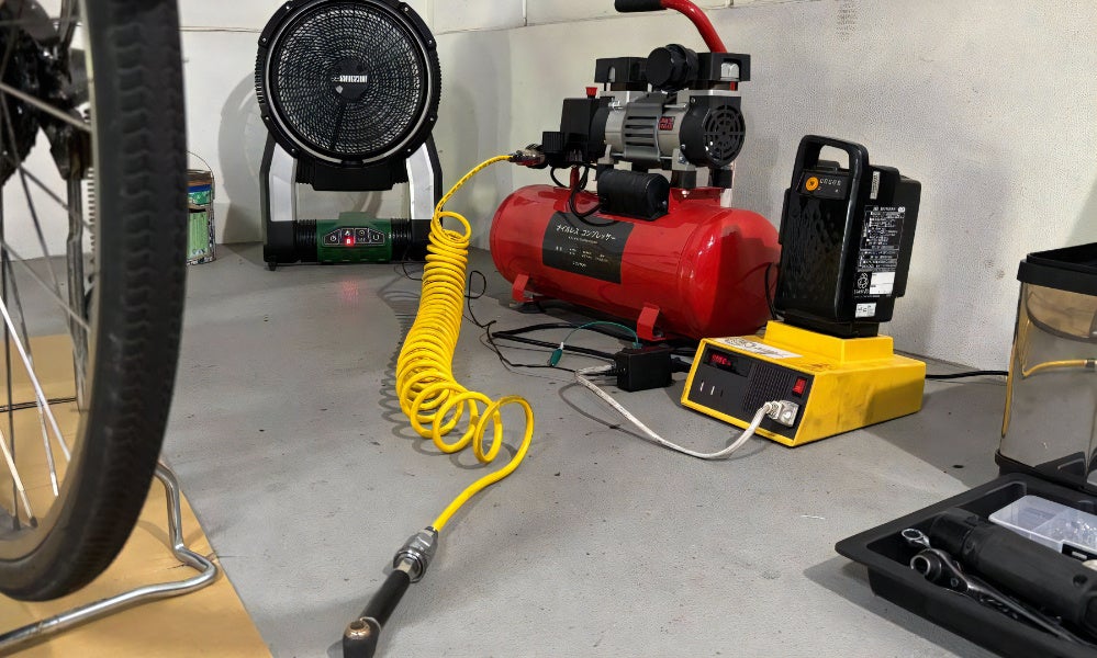 幅61ｃｍとスリムサイズながら棚の可動位置8段階でダストボックスも収納可能、大容量で収納力抜群のスライド棚付きレンジラックをジェネリック家電ブランド「MAXZEN」より2026年1月30日から発売