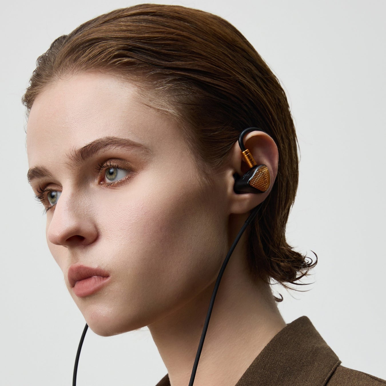 魂の鼓動を感じる”究極のボーカル表現”、9つのドライバーを搭載した、EarAcoustic Audio GENESIS Mix9が登場