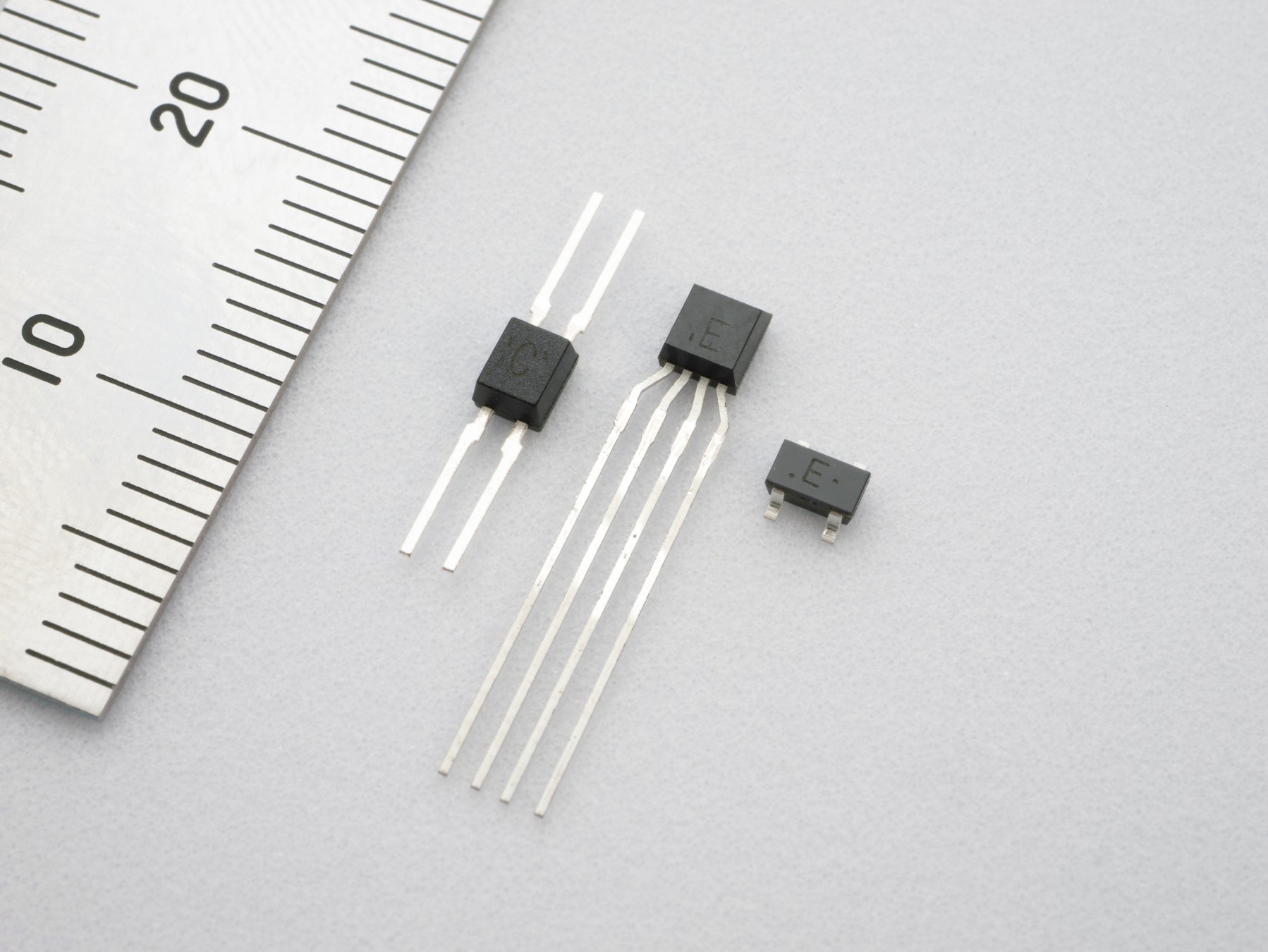 アイロボットジャパン、世界最小クラスのロボット掃除機「Roomba Mini（ルンバ ミニ）」 2モデルを日本先行発売