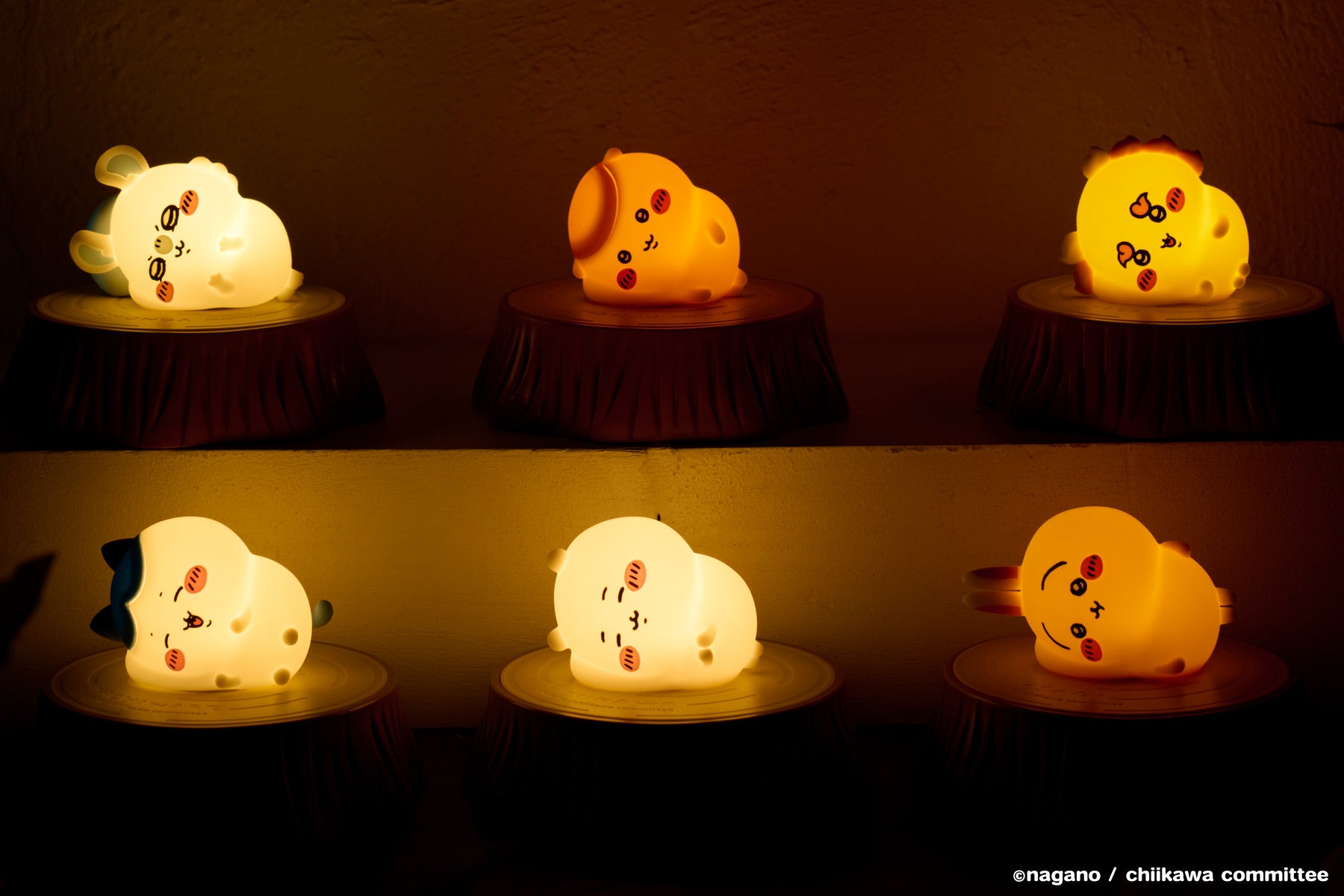 ちいかわのマスコット付きワイヤレス充電器が新しいキャラクターを加え「オイテミテライト」にリニューアルして発売中！