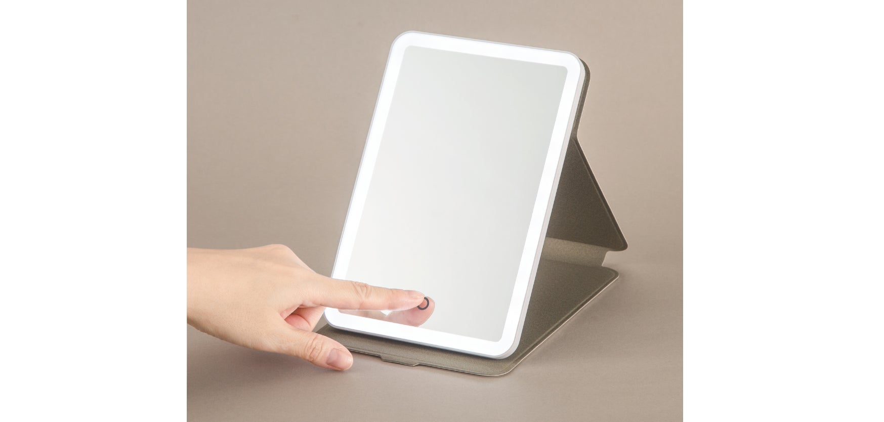 タブレットのように手軽に持ち運べる！ 外出先での使用もおすすめのLEDミラーを新発売
