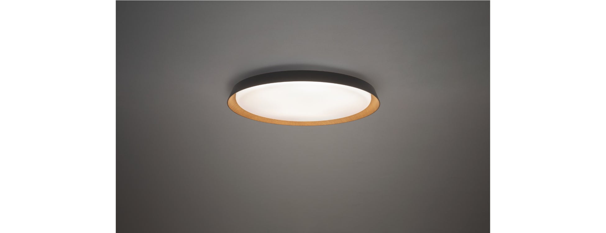 天井にウッドデザインでアクセントを。調光・調色可能なシーリングライトを発売！