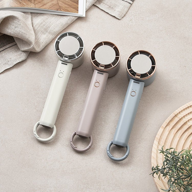 販売台数約30万台のメガヒット夏アイテムが進化！冷却プレートを大きく角度調節を可能にした新モデル「ペルチェ冷却機能ハンディファン カラビナ付」が、Life on Productsより新発売