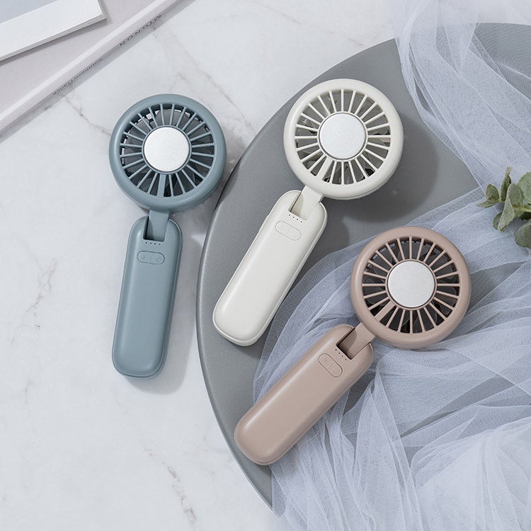 圧倒的な大風量（※）による爽快感で約20万台売れた人気ハンディファンに、冷却プレート付きの新商品が登場！「ペルチェ冷却機能ダブルファン カラビナ付」がLife on Productsから新発売