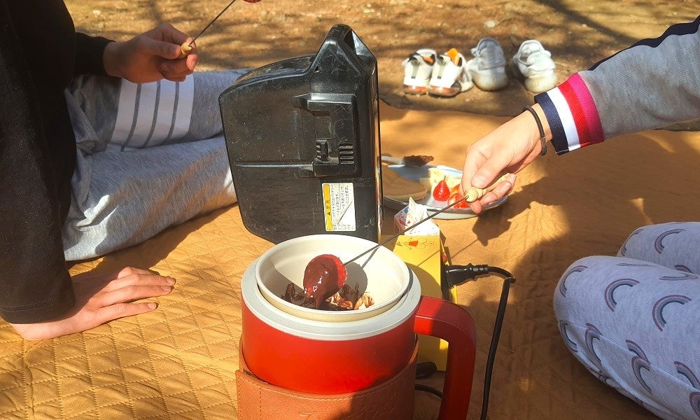 アウトドア×炊飯器で簡単チョコフォンデュ！キャンプや公園にも持参できる1合サイズが大活躍