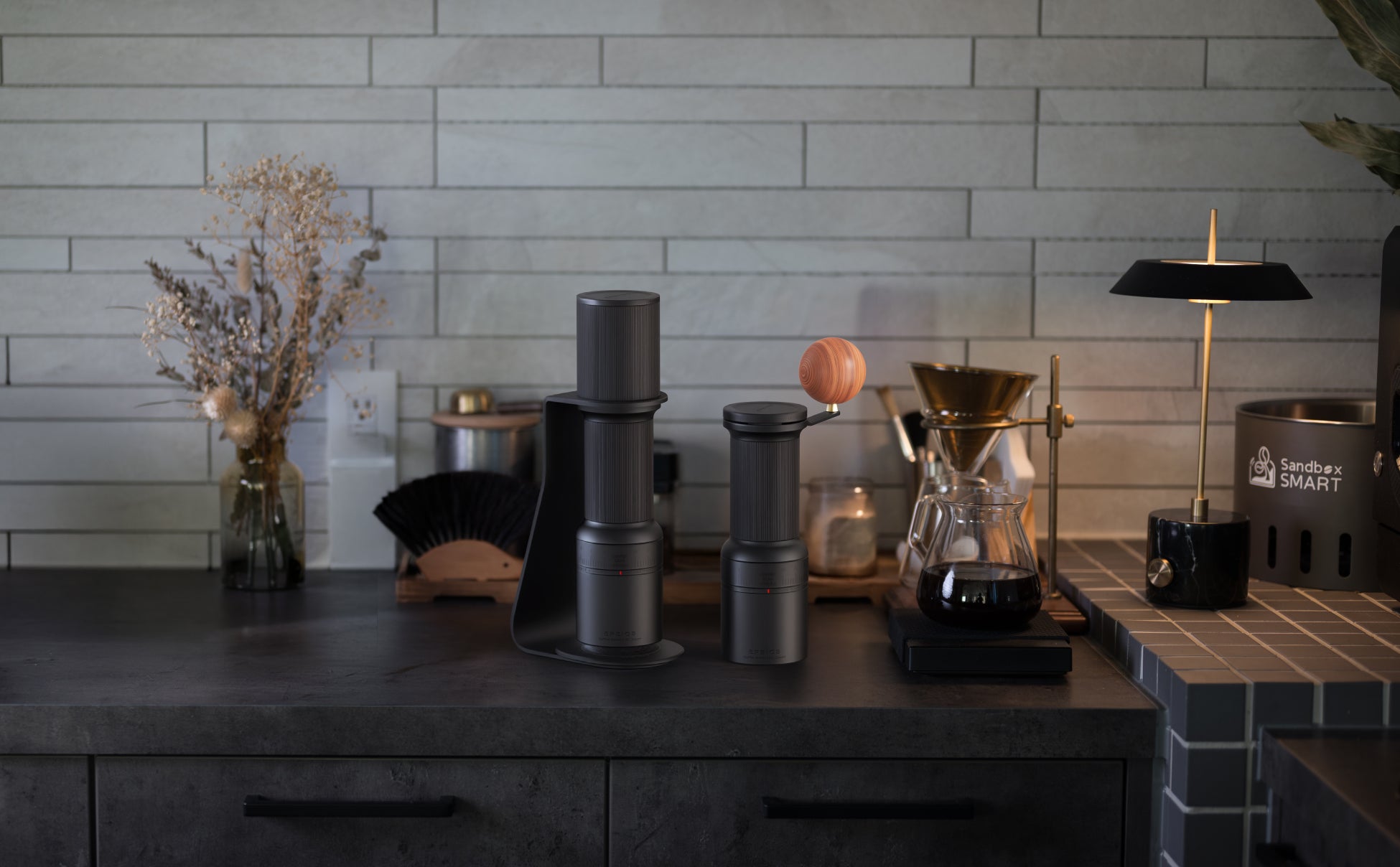 世界一のバリスタ監修モデルがさらに進化｜手挽き・電動 2つのスタイルで使えるコーヒーグラインダー “Essence Duo” 発売