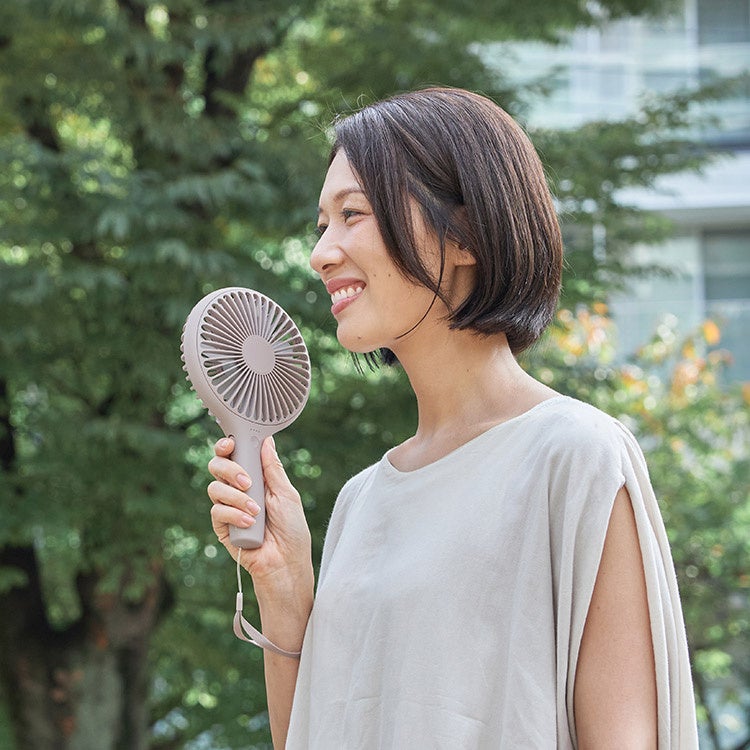 手で扇ぐ時代はこれで終わり！うちわサイズのファンが広範囲に大送風！「うちわハンディファン スタンド付」がLife on Productsから新発売