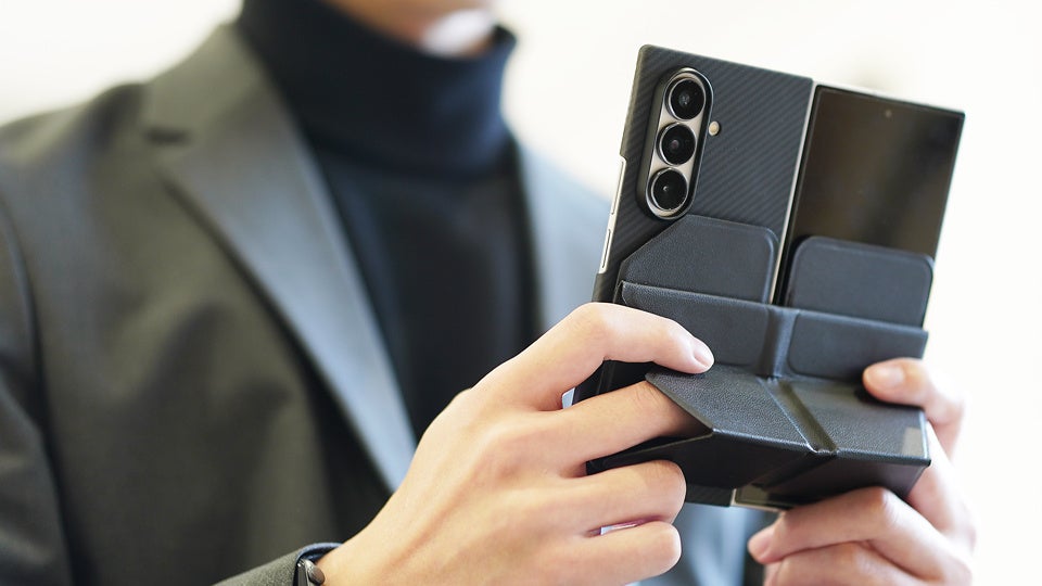 “折りたたみスマホ(Fold)”に最適設計。iPhoneやiPadでも使える、MagSafe対応のグリップスタンド「Butterfly HOLD」の予約販売を4月29日まで実施