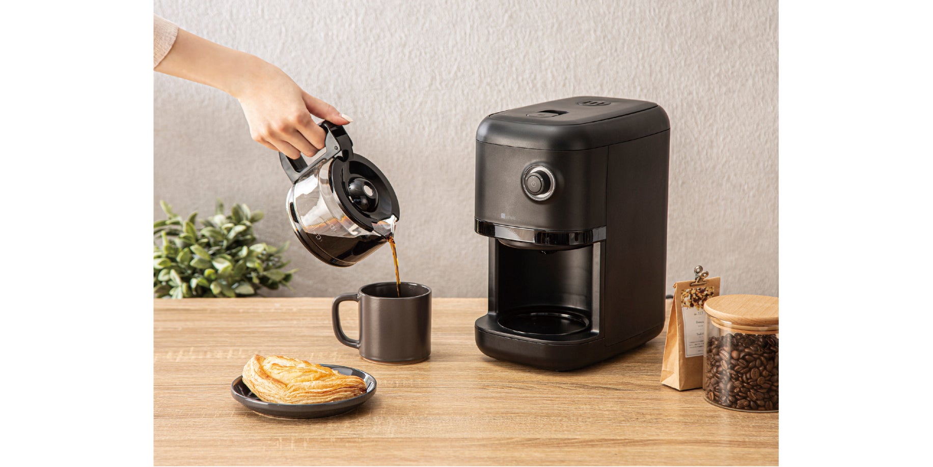 世代間の会話のズレは「話題」や「価値観」だけが原因ではなかった！ベテラン社員が若手社員との会話を避けてしまう背景に“聞こえづらさ”があることが明らかに。