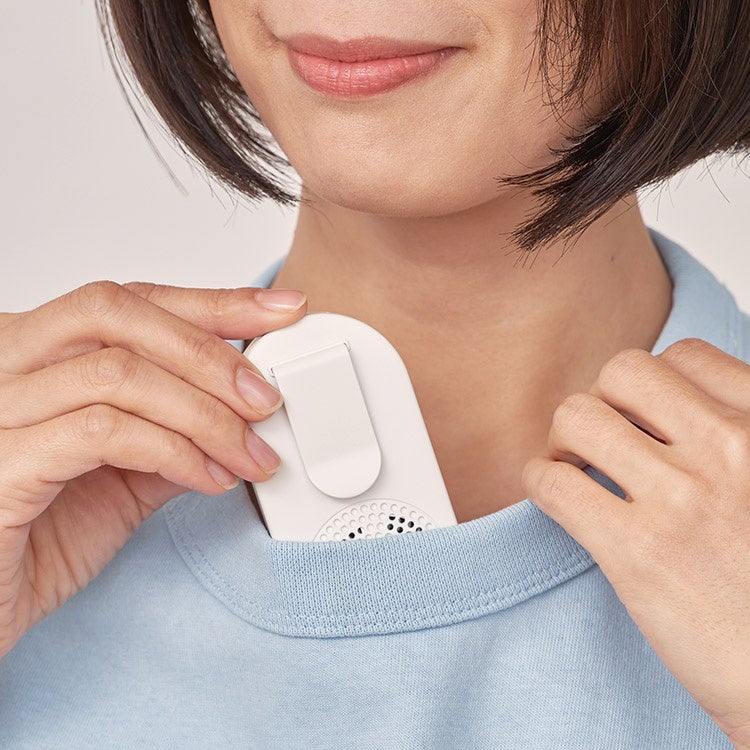 テレビやメディアで多数紹介され爆発的ヒット！累計販売台数約10万台の「襟エアーファン」に冷却プレート付きの新モデルが登場。「ペルチェ冷却機能襟エアーファン」をLife on Productsより新発売