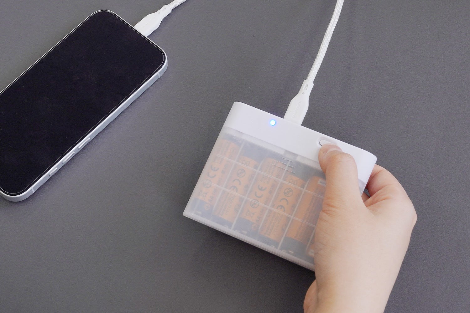 停電・災害時でも乾電池でスマートフォンを充電できる非常用モバイルバッテリー『OWL-DB6C1A1-WH』を発売