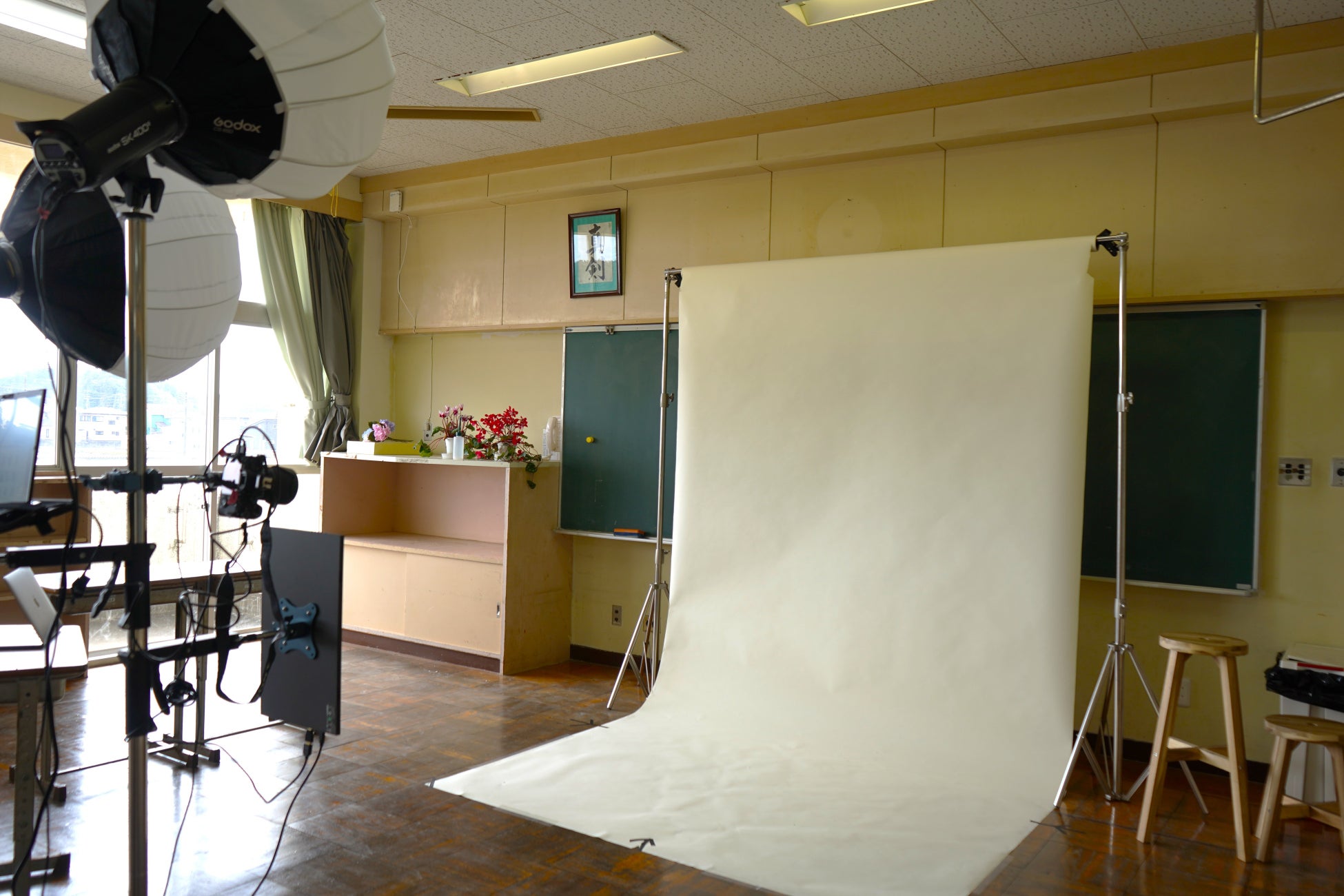 閉校を迎える中学校にPICmiiがセルフ写真館を設置 日本テレビ系『ZIP!』特別企画で学生に最高の思い出を