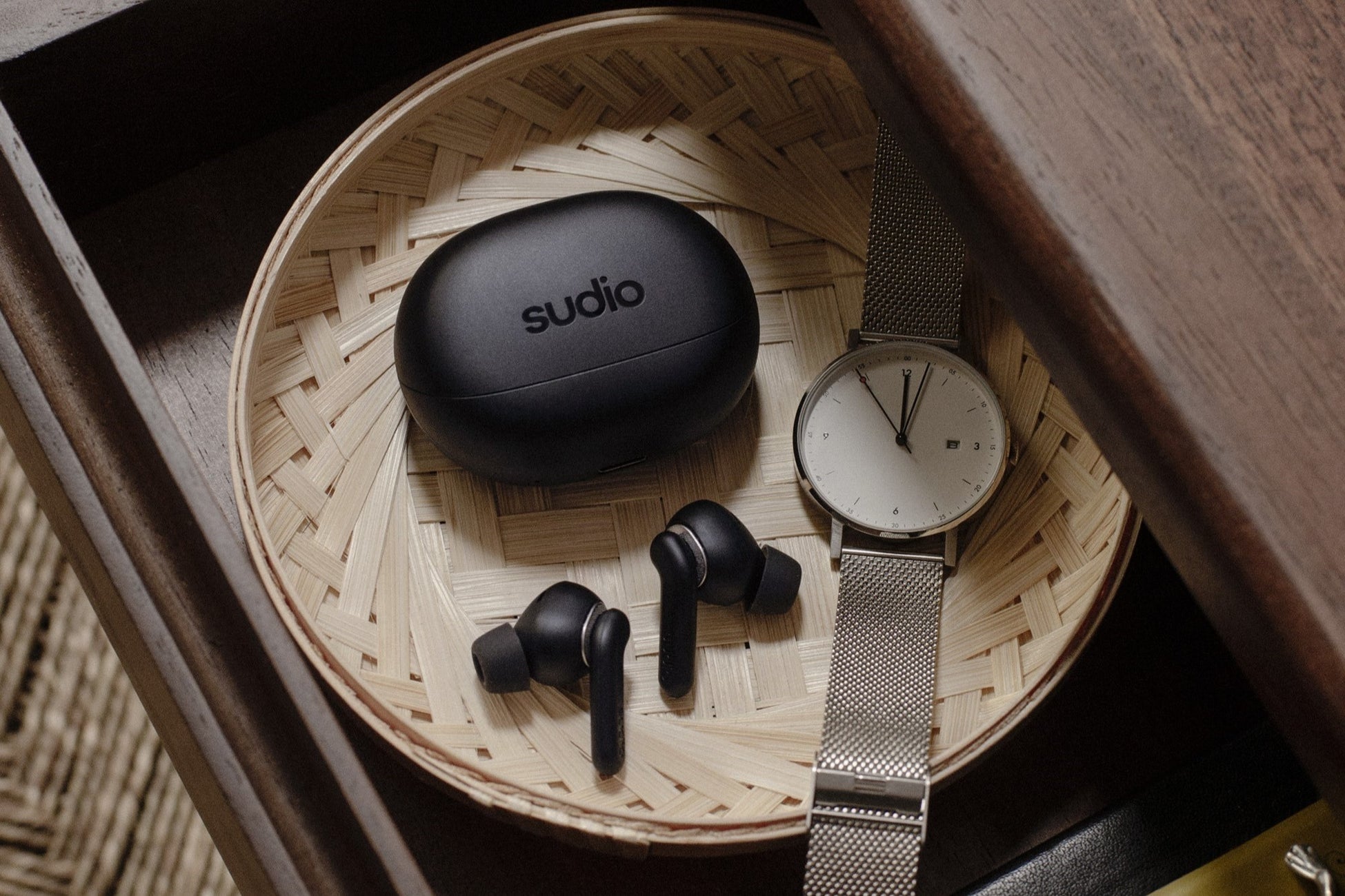 【新発売】北欧オーディオブランドSudio、ハイブリッドANC搭載の完全ワイヤレスイヤホン「E4 Pro」発売！