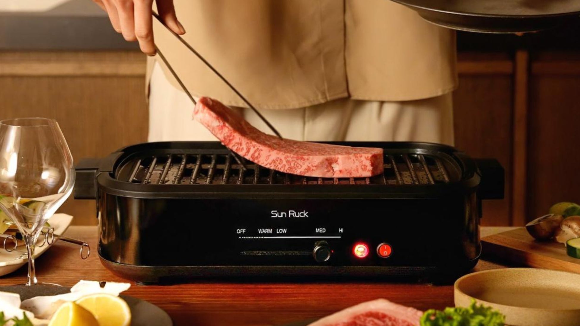 家で焼肉したい、でも「煙・ニオイ・油はね」が気になる。そんな悩みに応える焼肉グリル「Premium Muen Grill 無縁」が4月25日よりMakuakeで先行販売開始