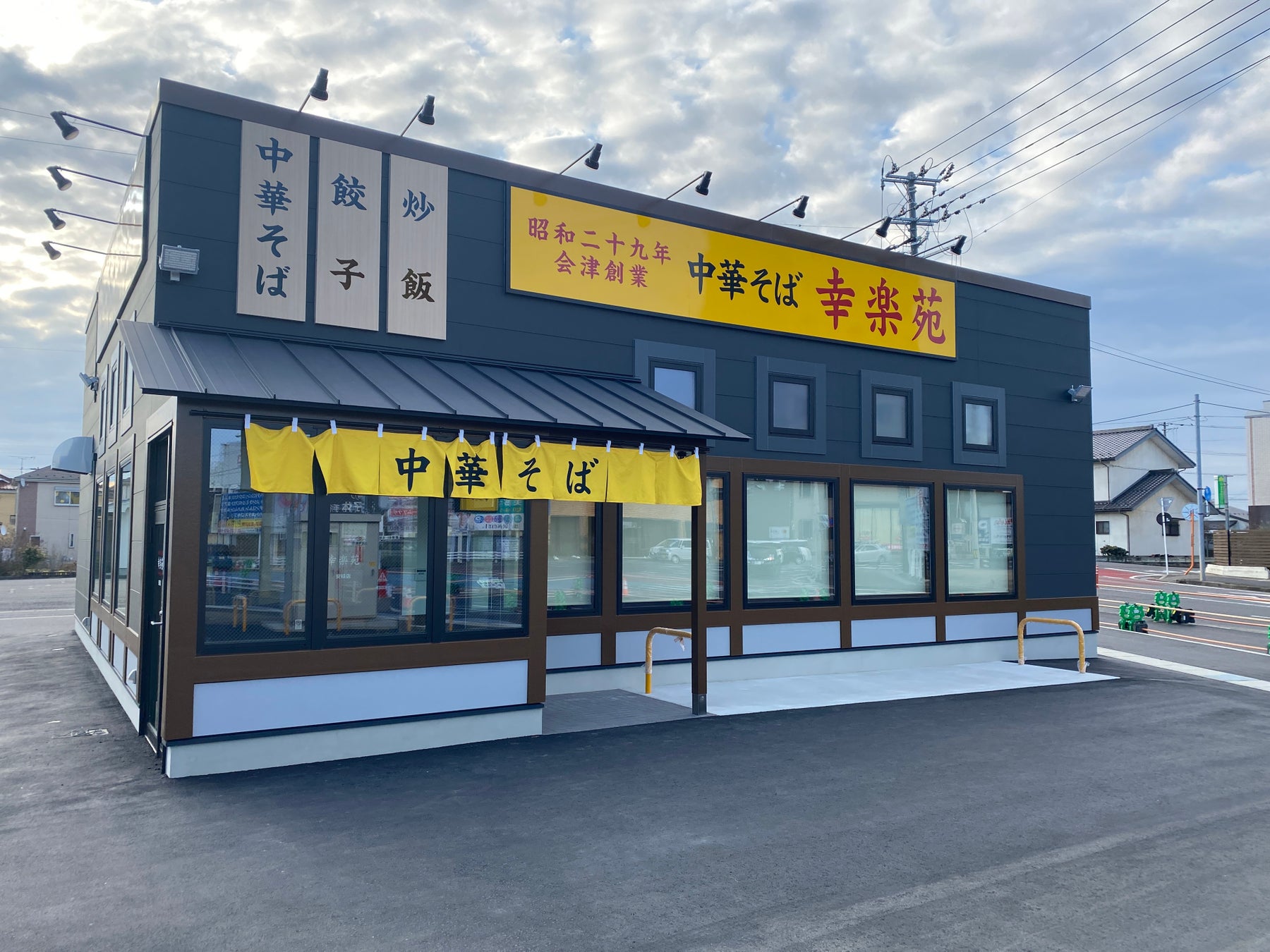 幸楽苑の次世代型店舗に、TechMagicの「I-Robo 2」を導入