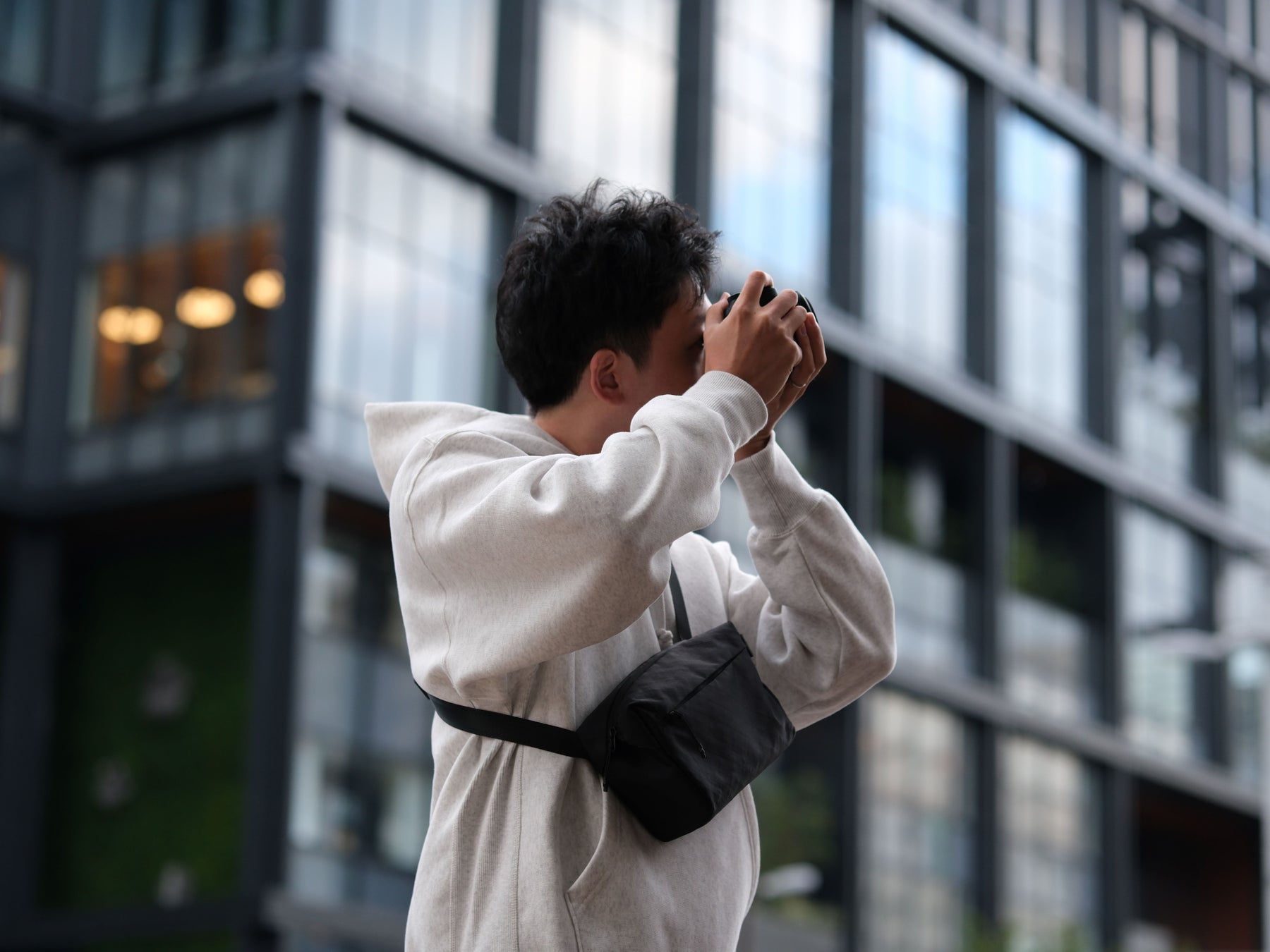 【完売間近】スマホのスピードに負けないカメラバッグ『+C SLING (プラス シー スリング)』先行予約受付中