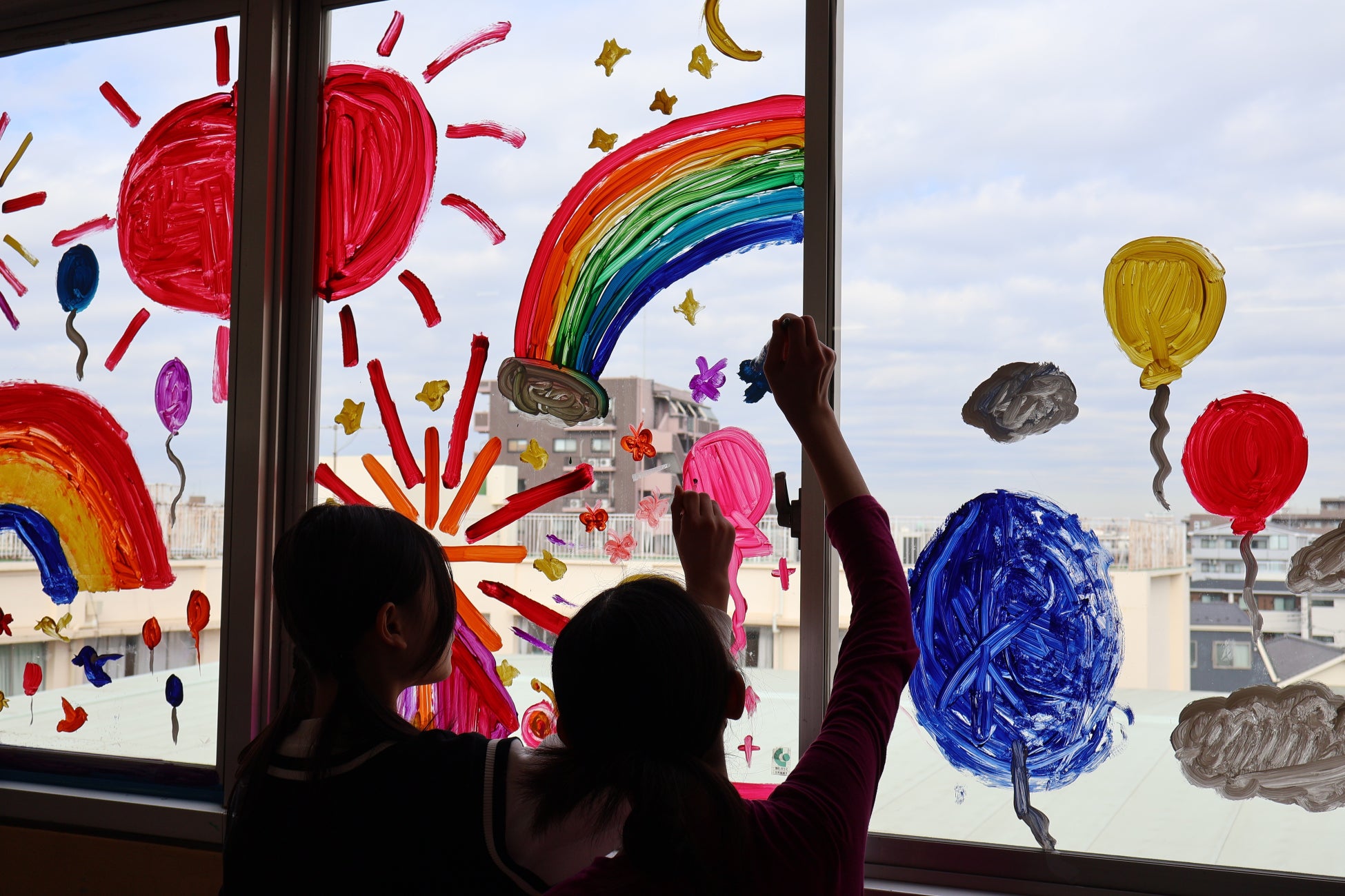 地域の子どもたちとともに学校の記憶を未来へつなぐ「校舎の思い出プロジェクト」を葛飾区立二上小学校で実施