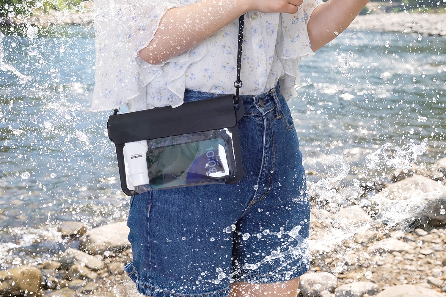 雨の日もアウトドアも、スマートに持ち歩く。IPX5・IPX8準拠の防水サコッシュ2種を発売
