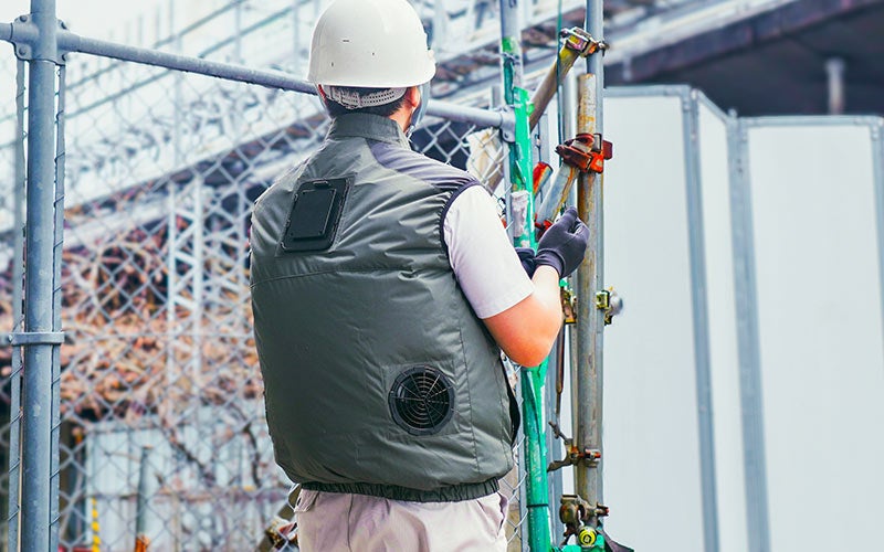 猛暑対策に。小型冷蔵庫の冷却システム×強風ファンのハイブリッド冷却ウェア『圧倒的に冷える「冷蔵服」2026年モデル(ベスト/半袖)』を発売