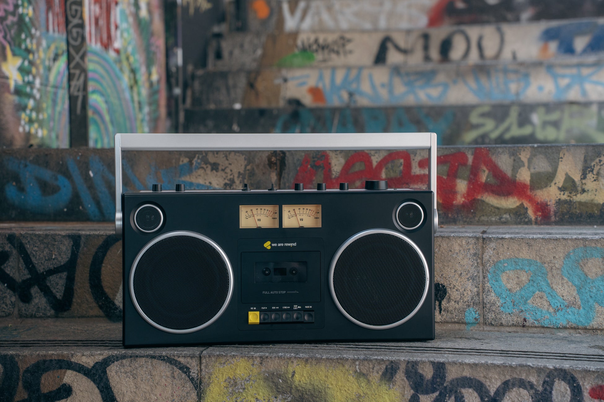 We Are Rewindより、レトロな外観とモダンなサウンドを融合した、カセットプレイヤー搭載Bluetoothスピーカー「GB-001」が登場