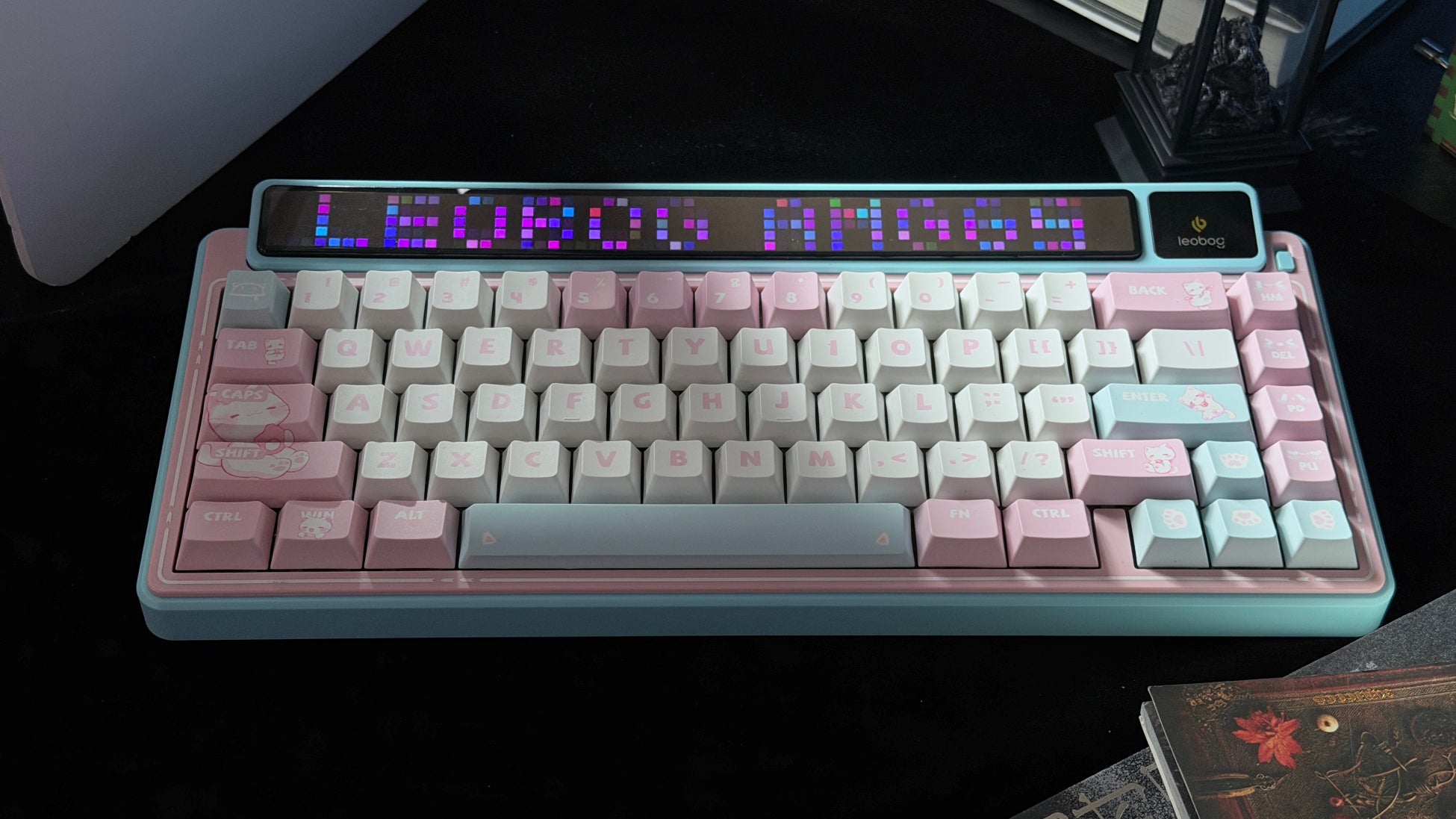 世界大会優勝チームも愛用するAULAから、今までにない体験を可能にするデュアルスクリーンメカニカルキーボード「AMG65」が日本上陸！