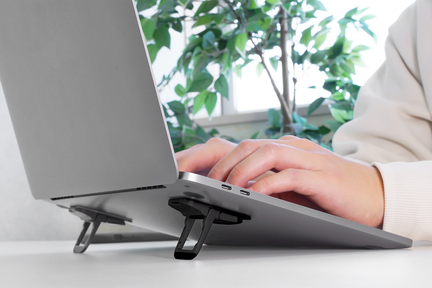 ノートPCに貼り付けたまま使える！3段階高さ調整対応の薄型ミニスタンド「OWL-PCSTD08シリーズ」を発売
