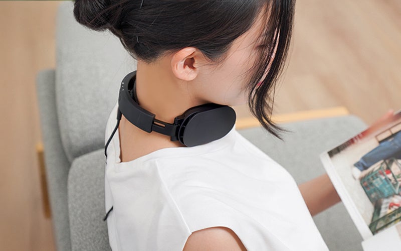 シリーズ史上、最冷却・最軽量を両立。あえての「有線」がこの夏を変える。電気の力で首を冷やす『ネッククーラーLite』を発売