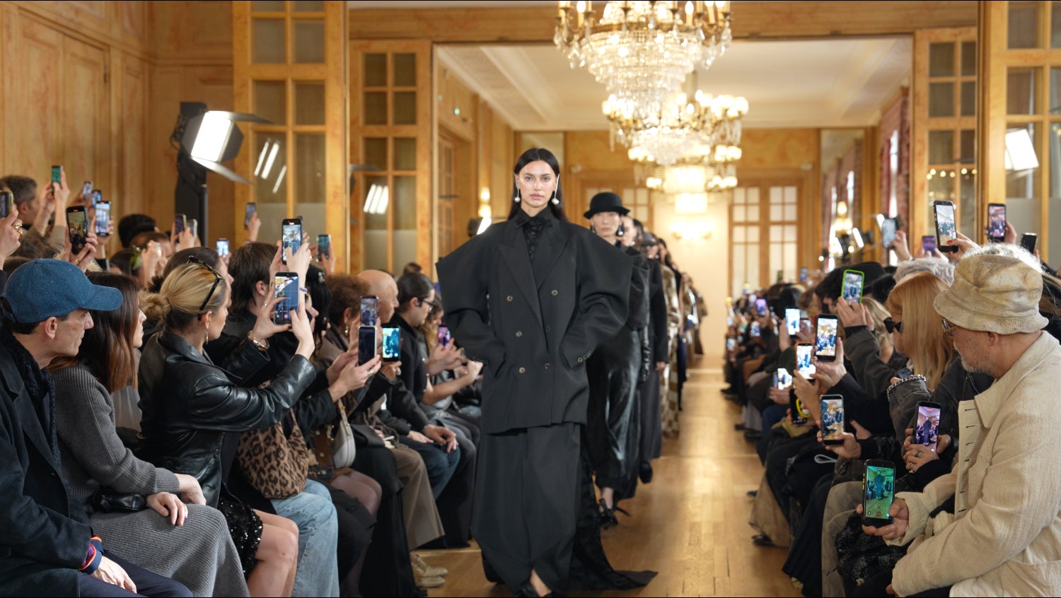 本日4月20日(月)発売。KINUJO史上最上位モデル「Silk Premium Dryer」がパリコレのバックステージで採用。プロが絶賛した“速乾×スタイリング性能”の秘密とは。