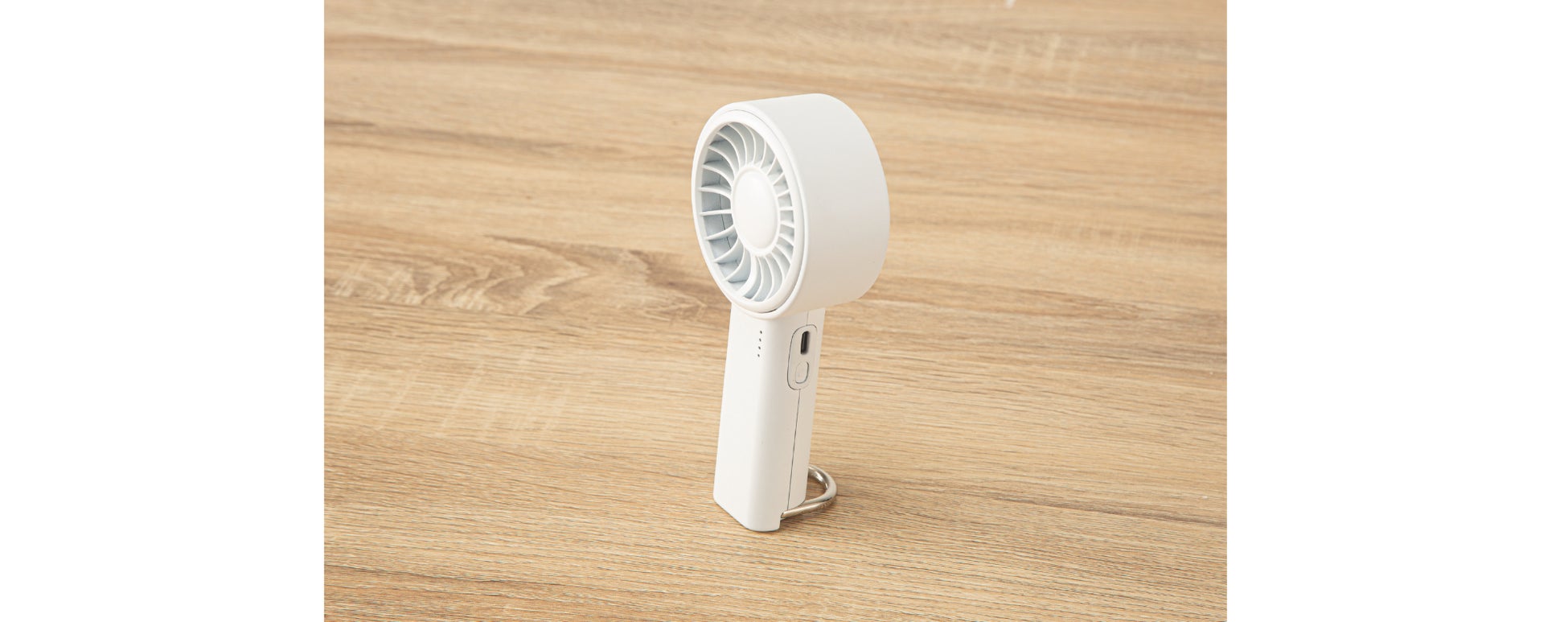 掛けても立てても使えコンパクト！税込999円の「充電式カラビナ付きハンディファン」が登場