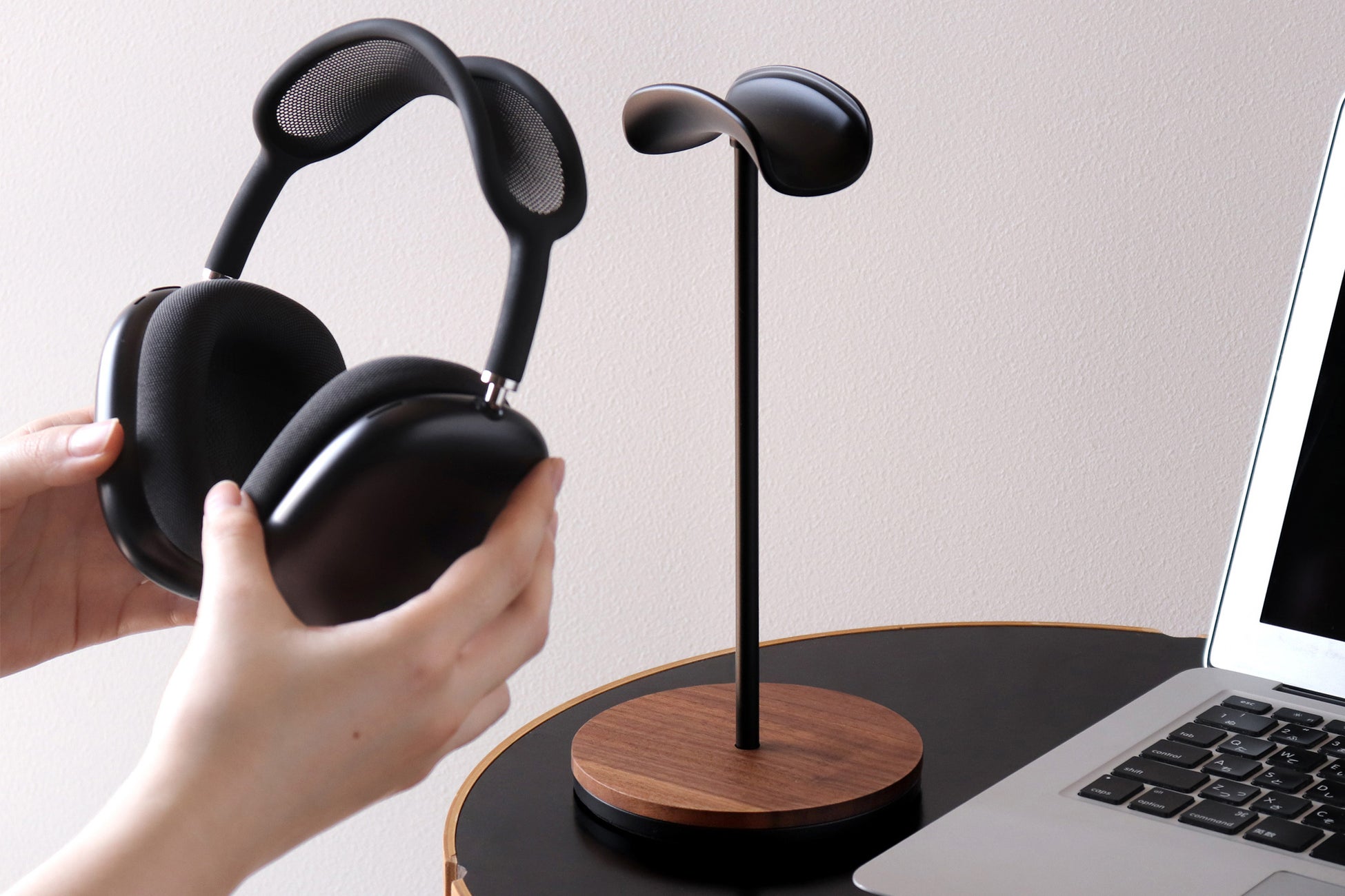【Hacoa】大切なヘッドホンの“型崩れ”を防ぎ、美しく守る。愛好家の理想を形にした木製スタンド「Headphone Stand」5月1日発売